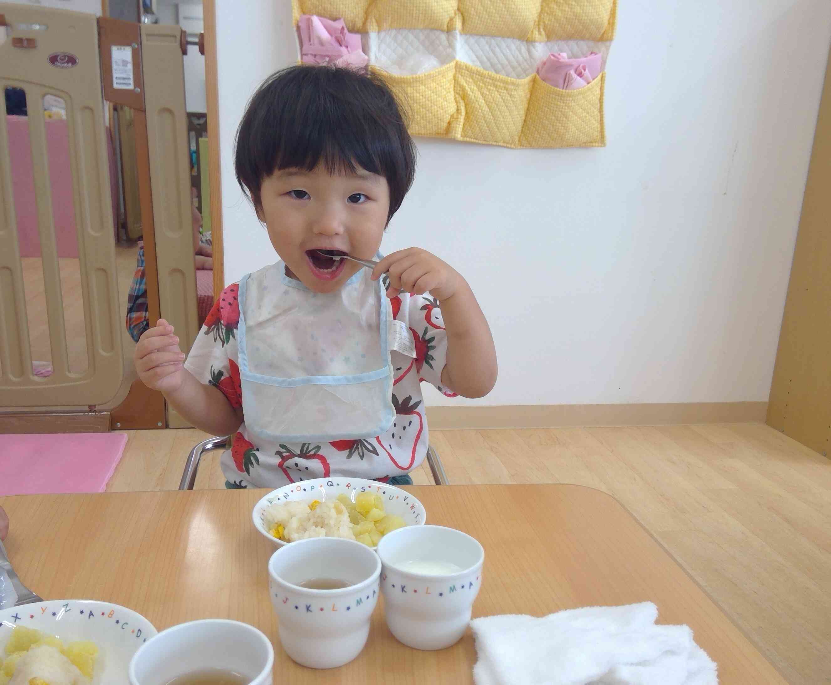 午後のおやつはとうもろこしのおにぎりでした♪