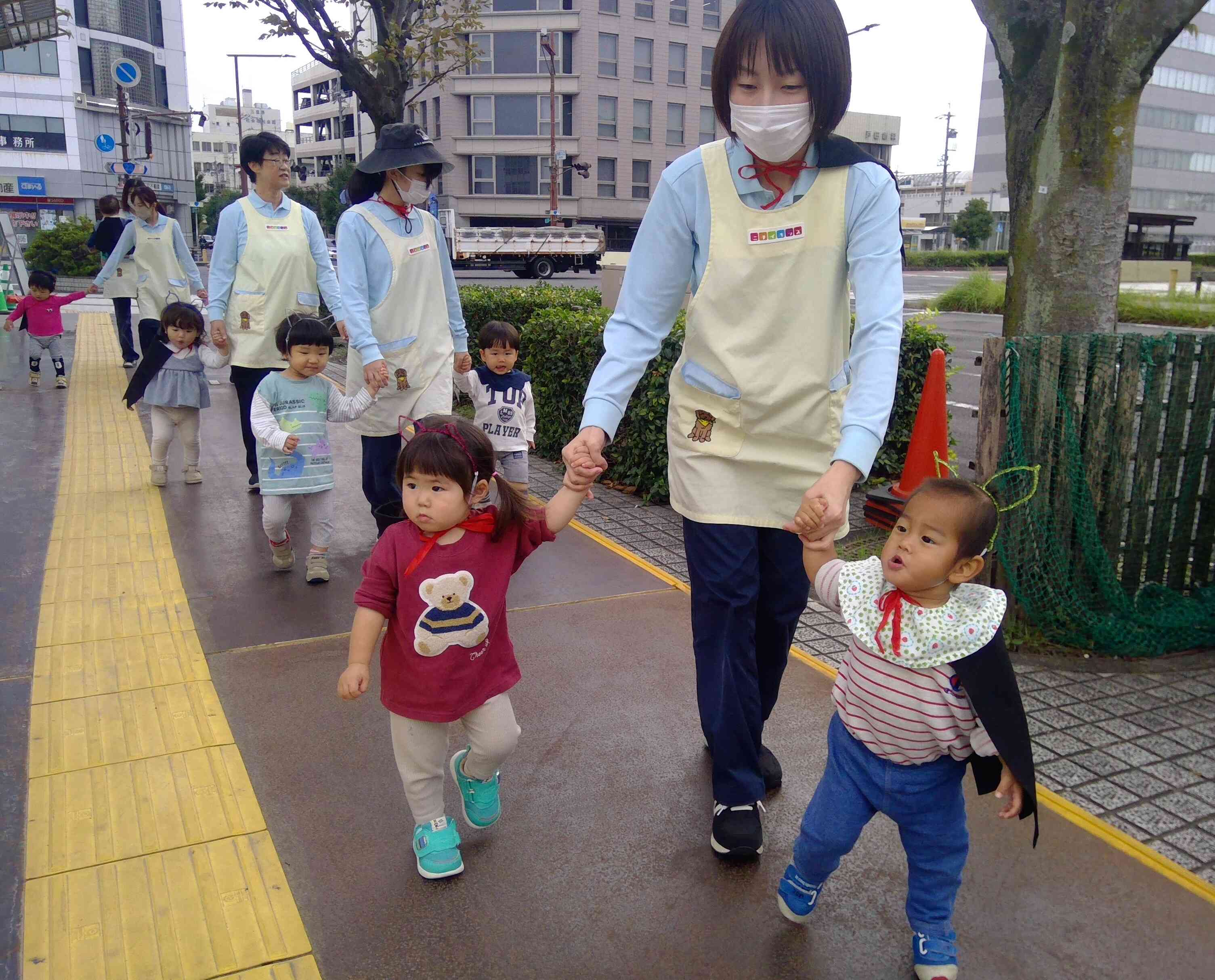 仮装して駅までお散歩に行きました！