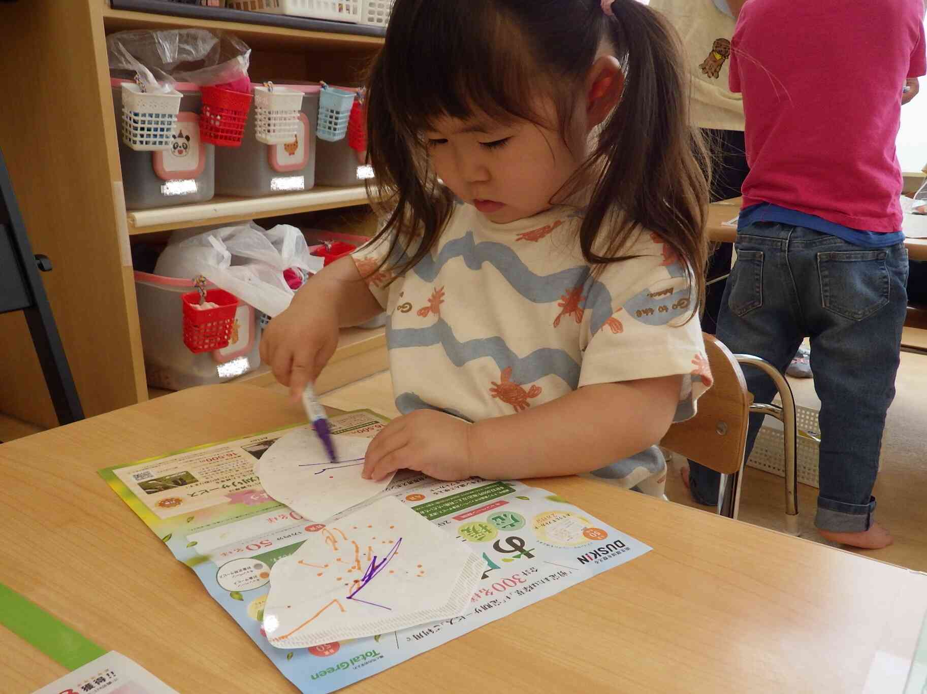２歳児さんはペンを使って制作です！