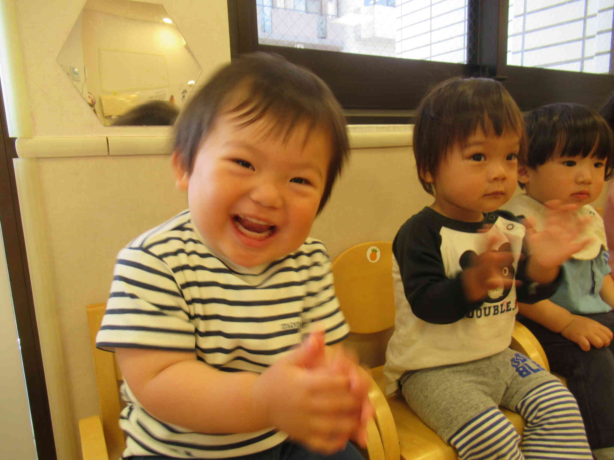 リズムにのって振り付けを真似っこしています。