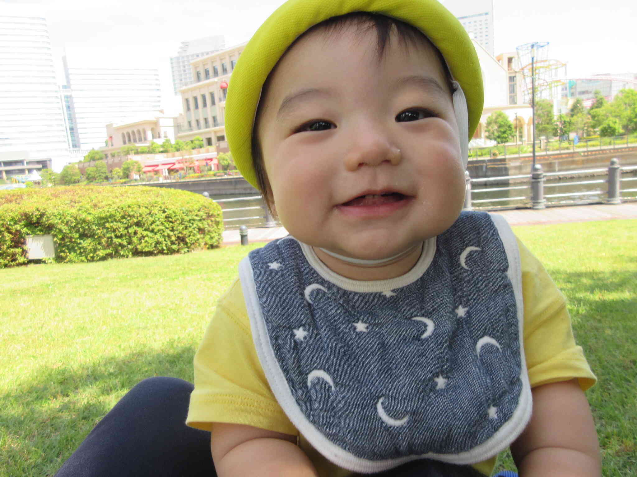 ハイハイで先生のところに到着！