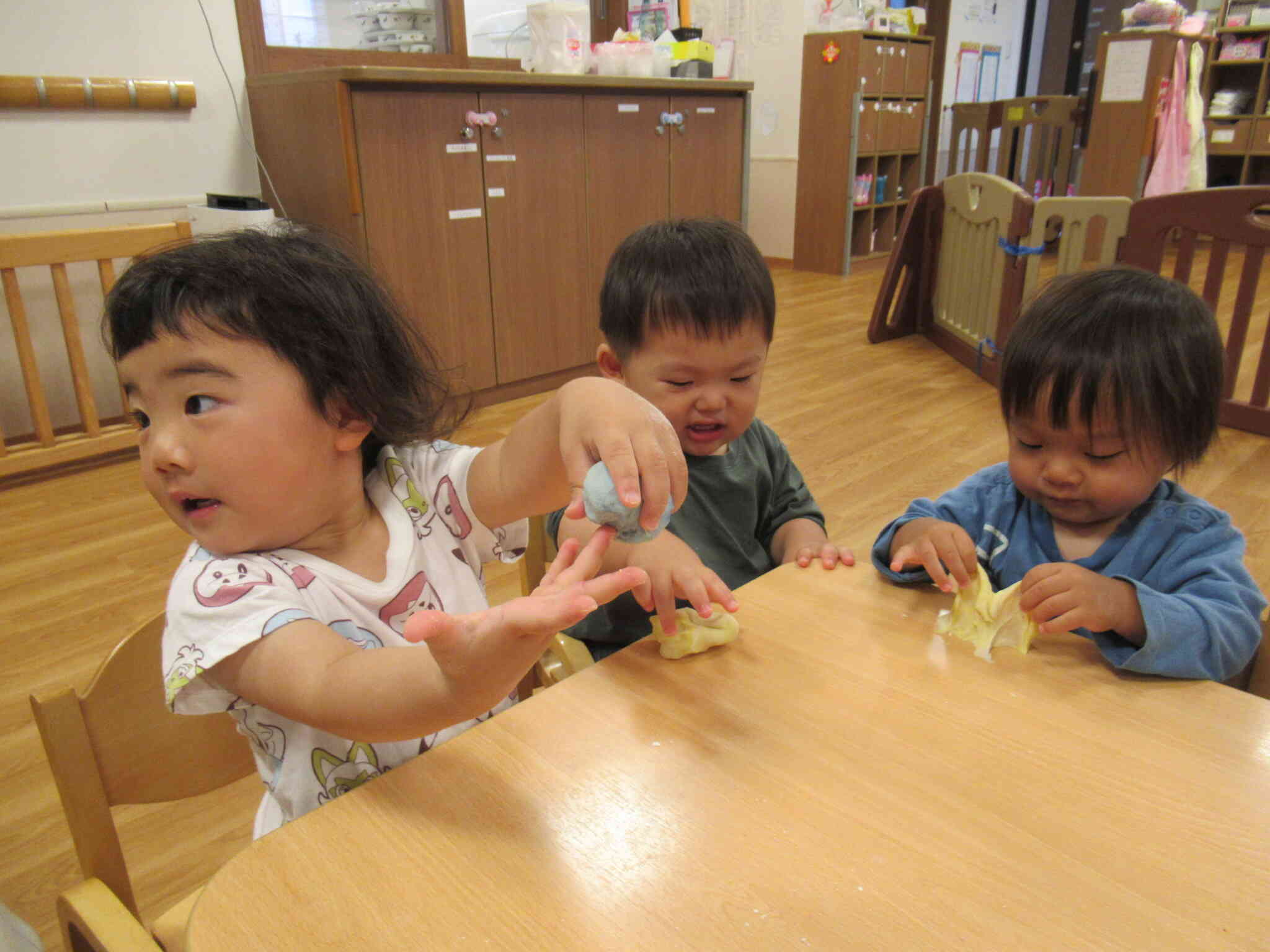 小麦粉粘土で遊んだよ！（1，2歳児）