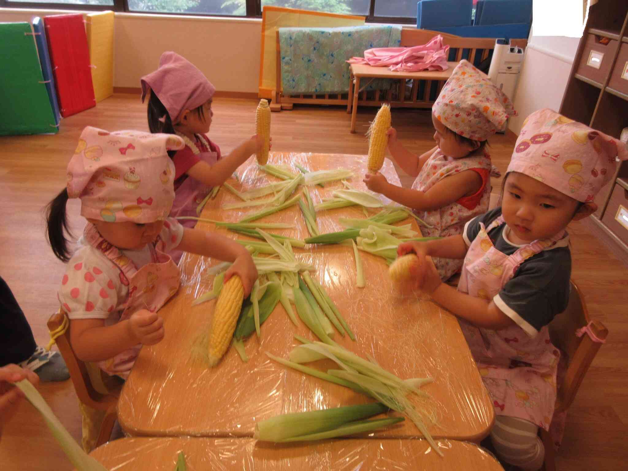 食育活動～とうもろこし編～（2歳児）