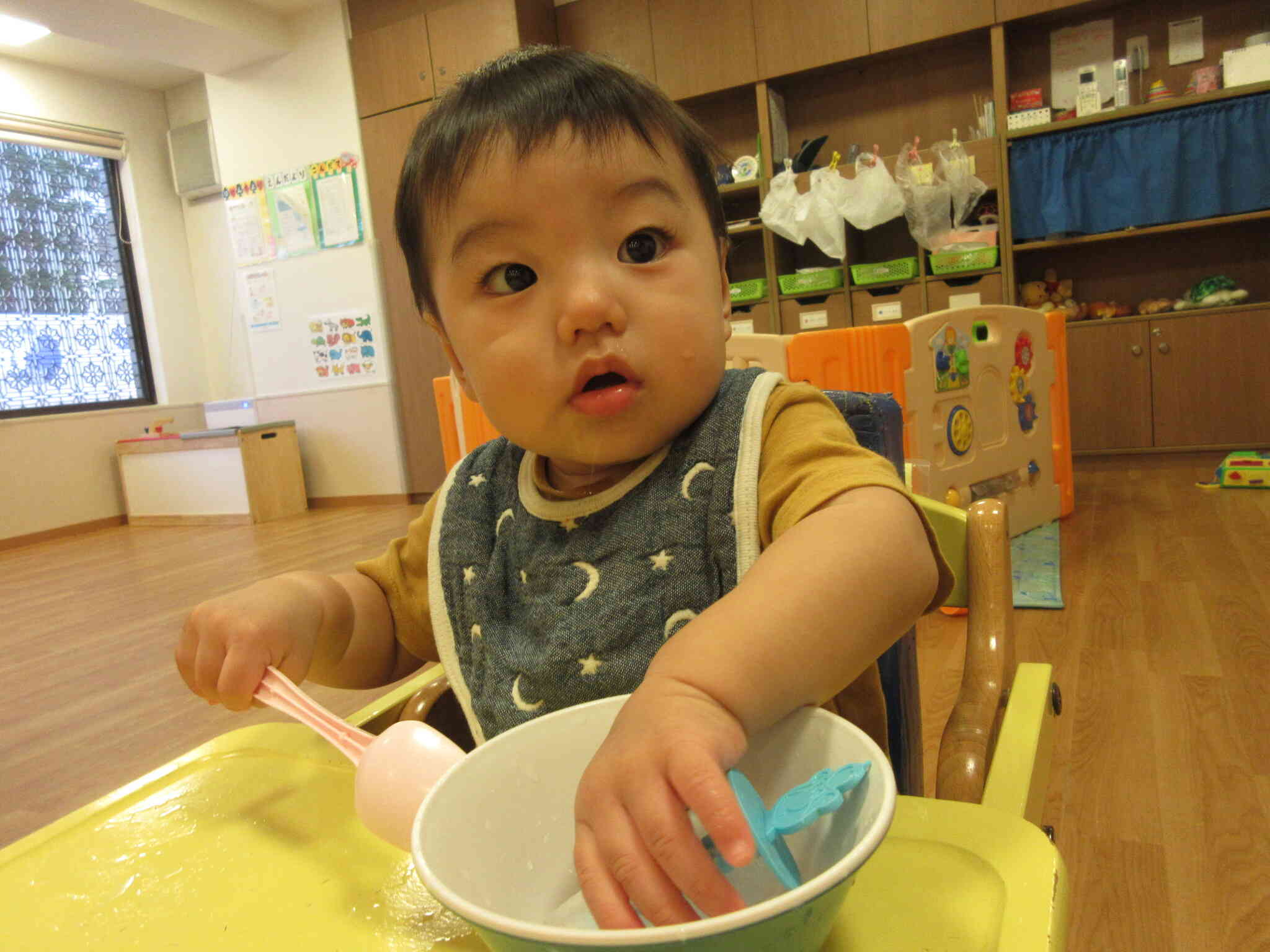 スプーンも持ってお料理かな？