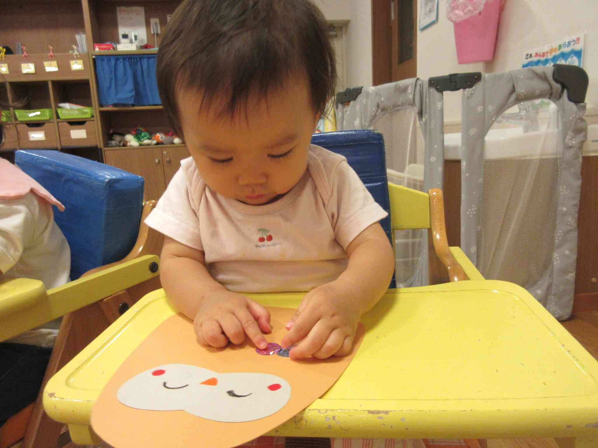 一つ一つ丁寧に貼っています!