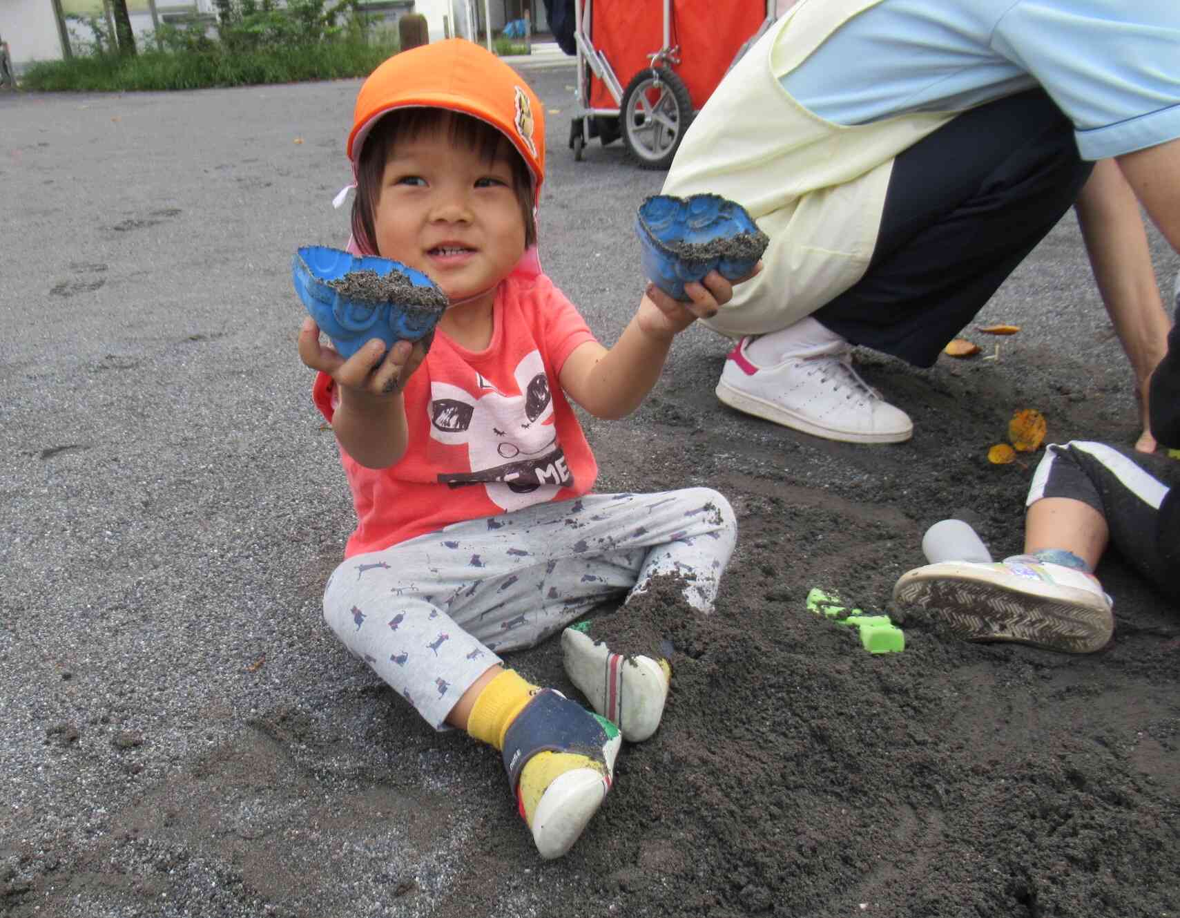 砂遊びをしたよ！（１歳児）