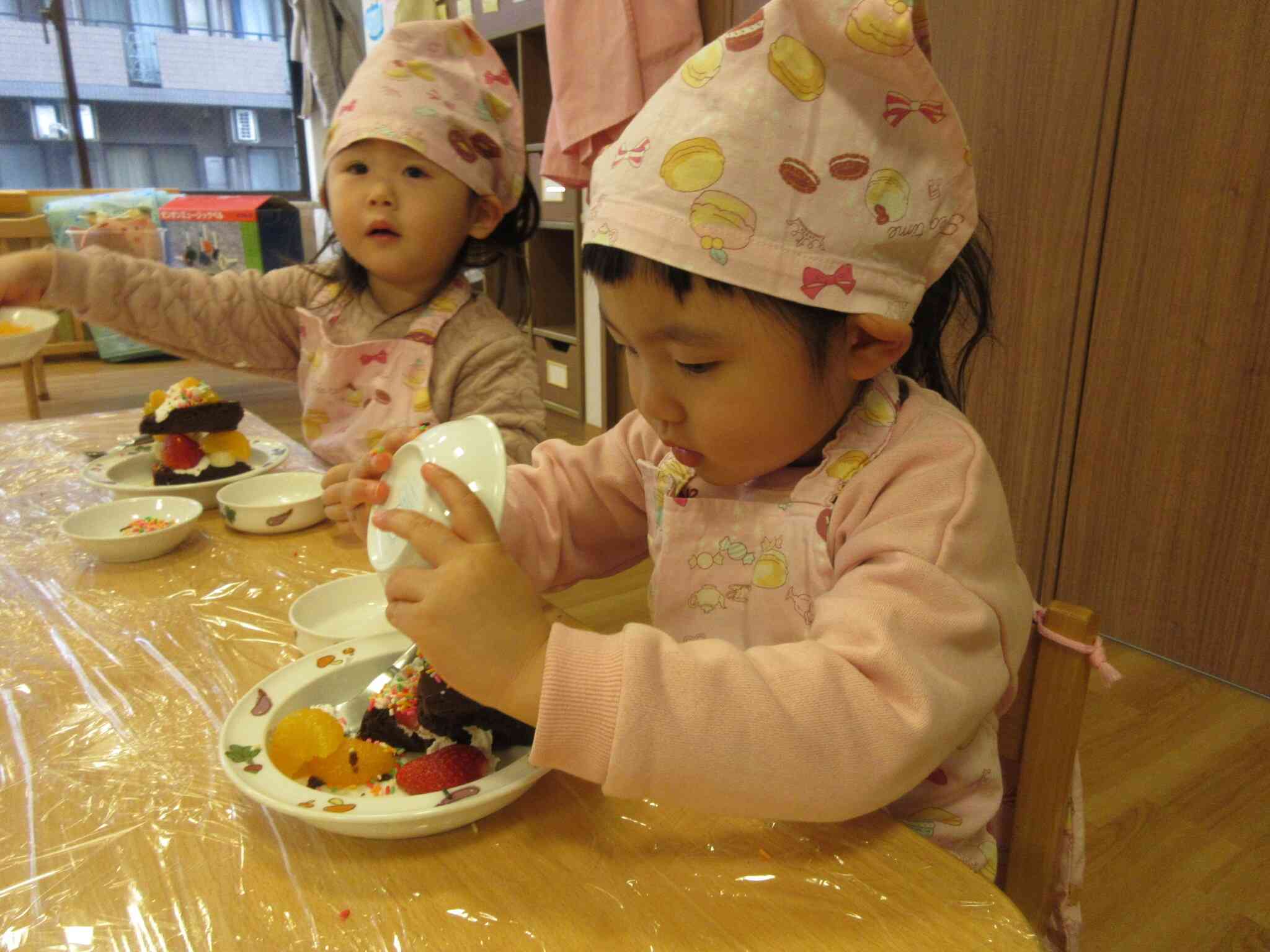 食育活動～クリスマスケーキ作り編～（2歳児）