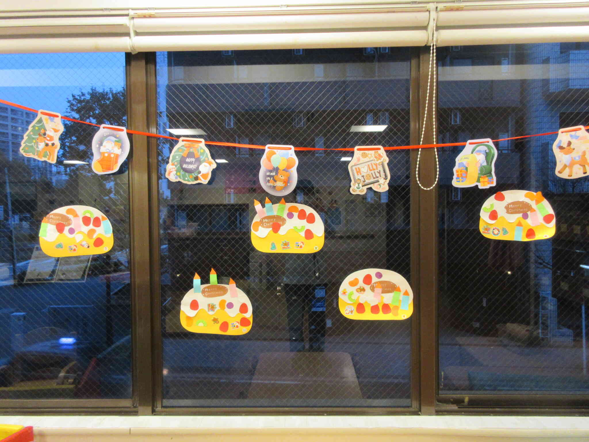 おいしそうなケーキがたくさん並んでいるね☆