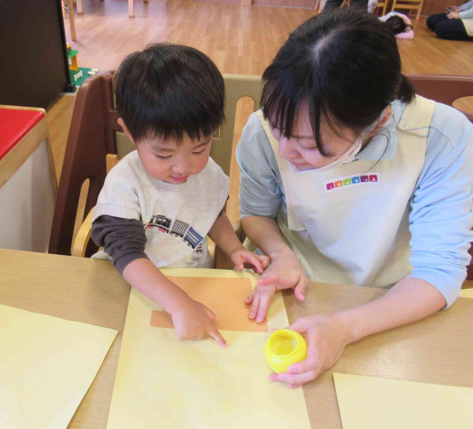 ぬりぬり・・と一生懸命ですね。