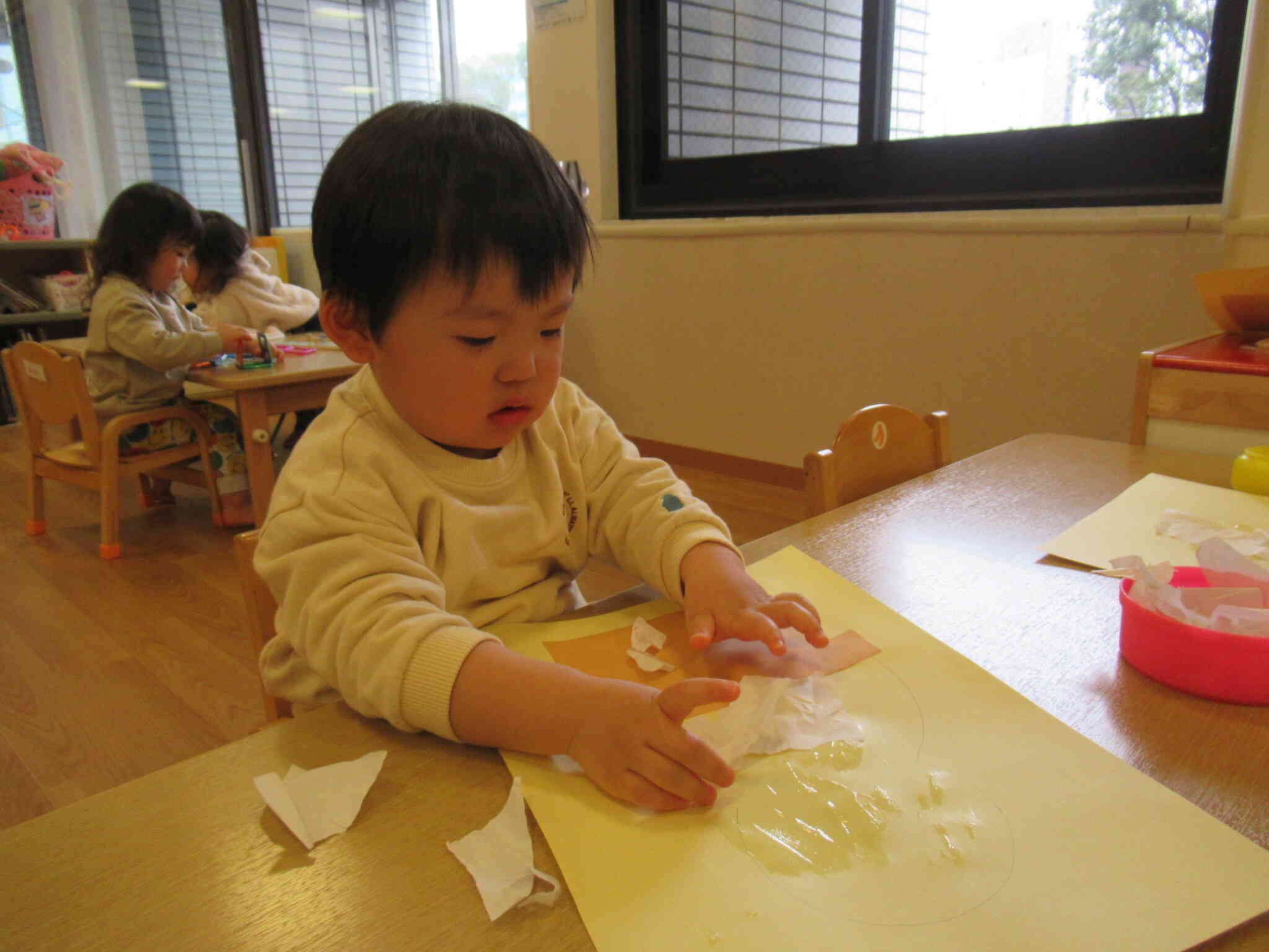 ちぎった紙を貼っていくよ～