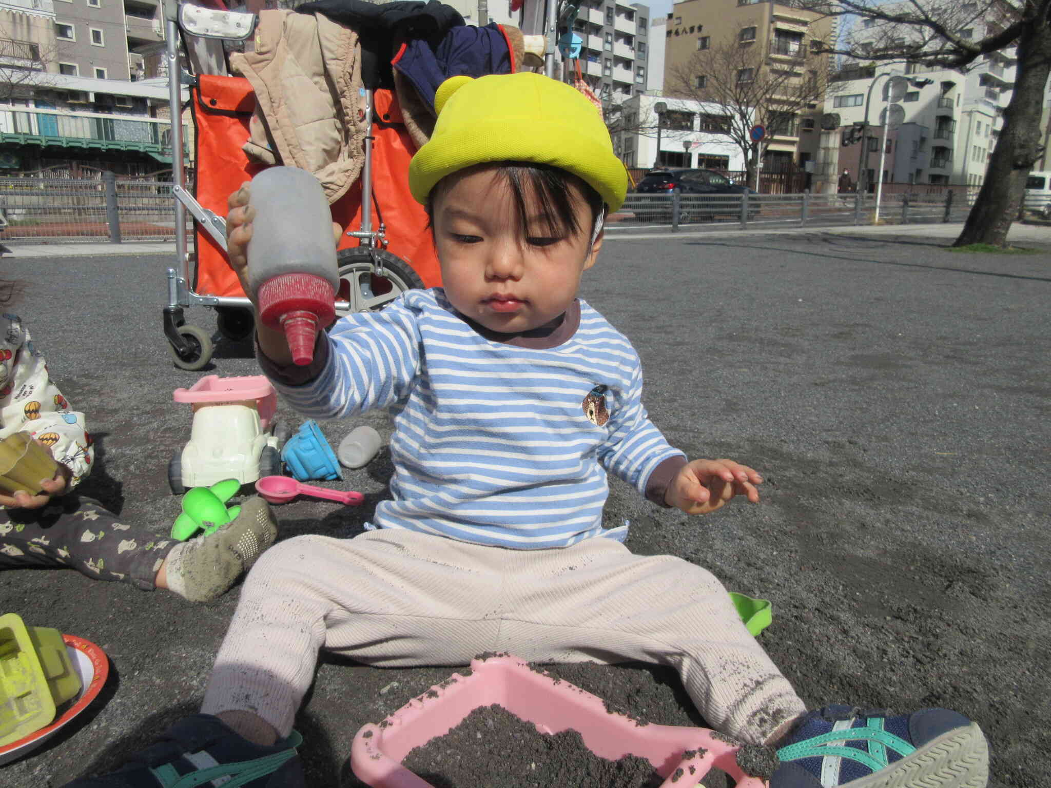 お砂遊び(0歳児)