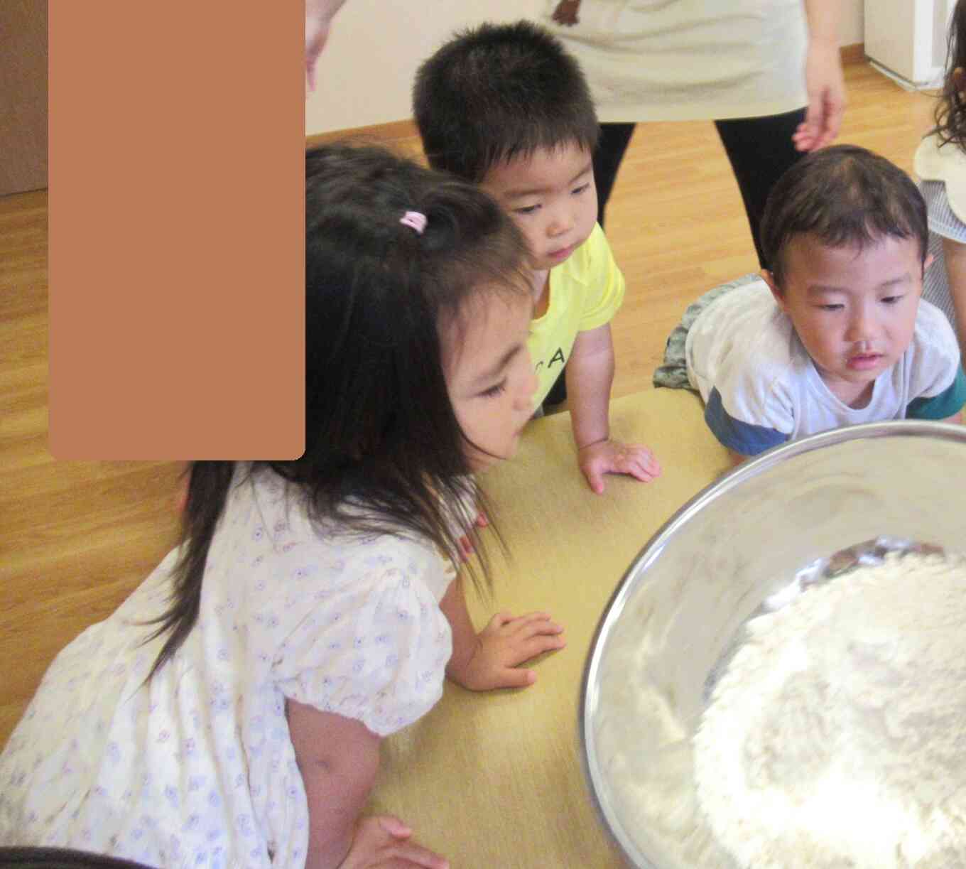 小麦粉粘土をしました！(0.1.2歳児合同)