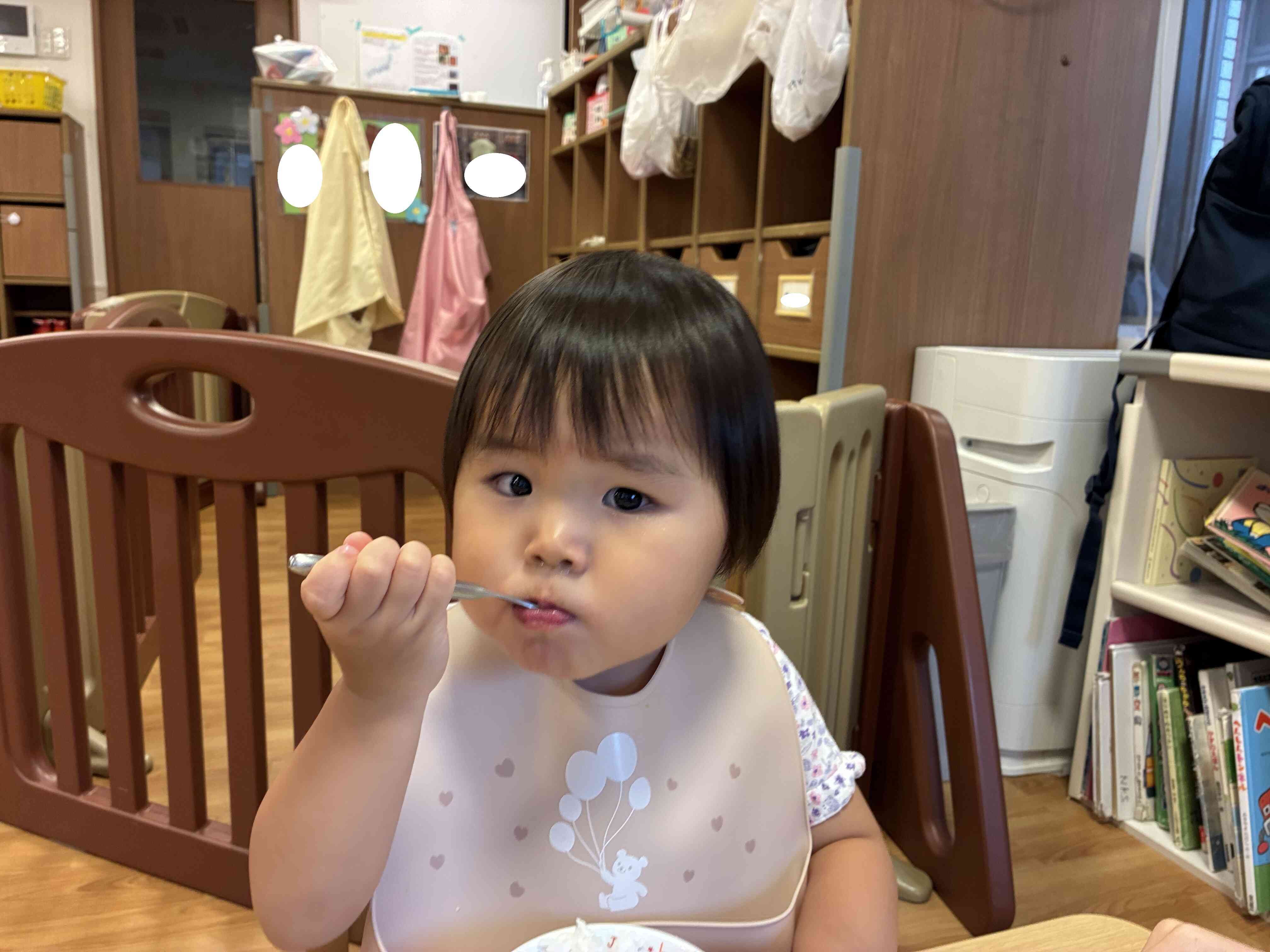 おいしいな♪(1歳児)