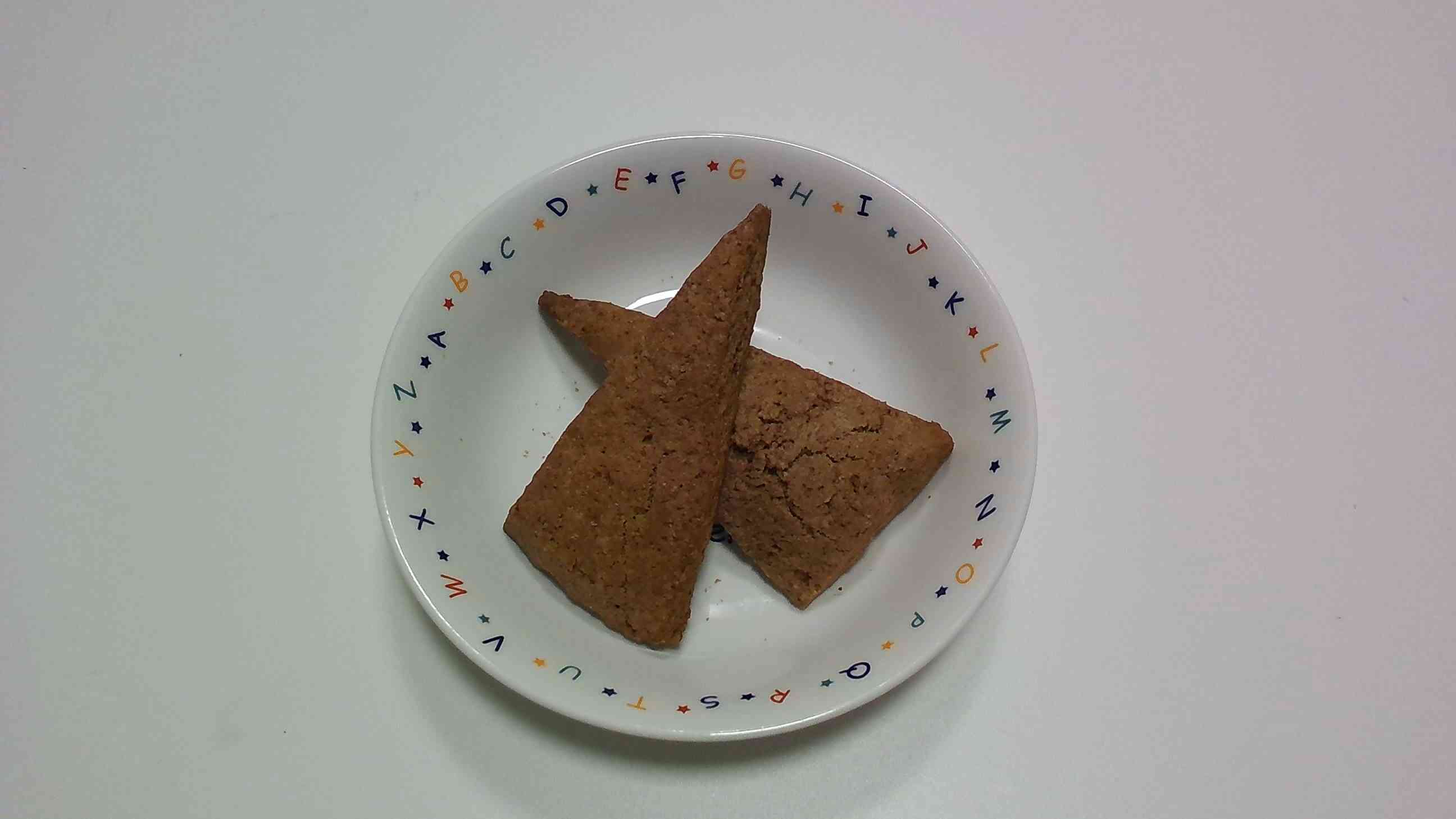 ココアスコーン バターたっぷりココア風味のスコーンは 子どもたちに大人気でした。 子どもたちは「チョコのにおいがする！」と嬉しそうに 食べていました