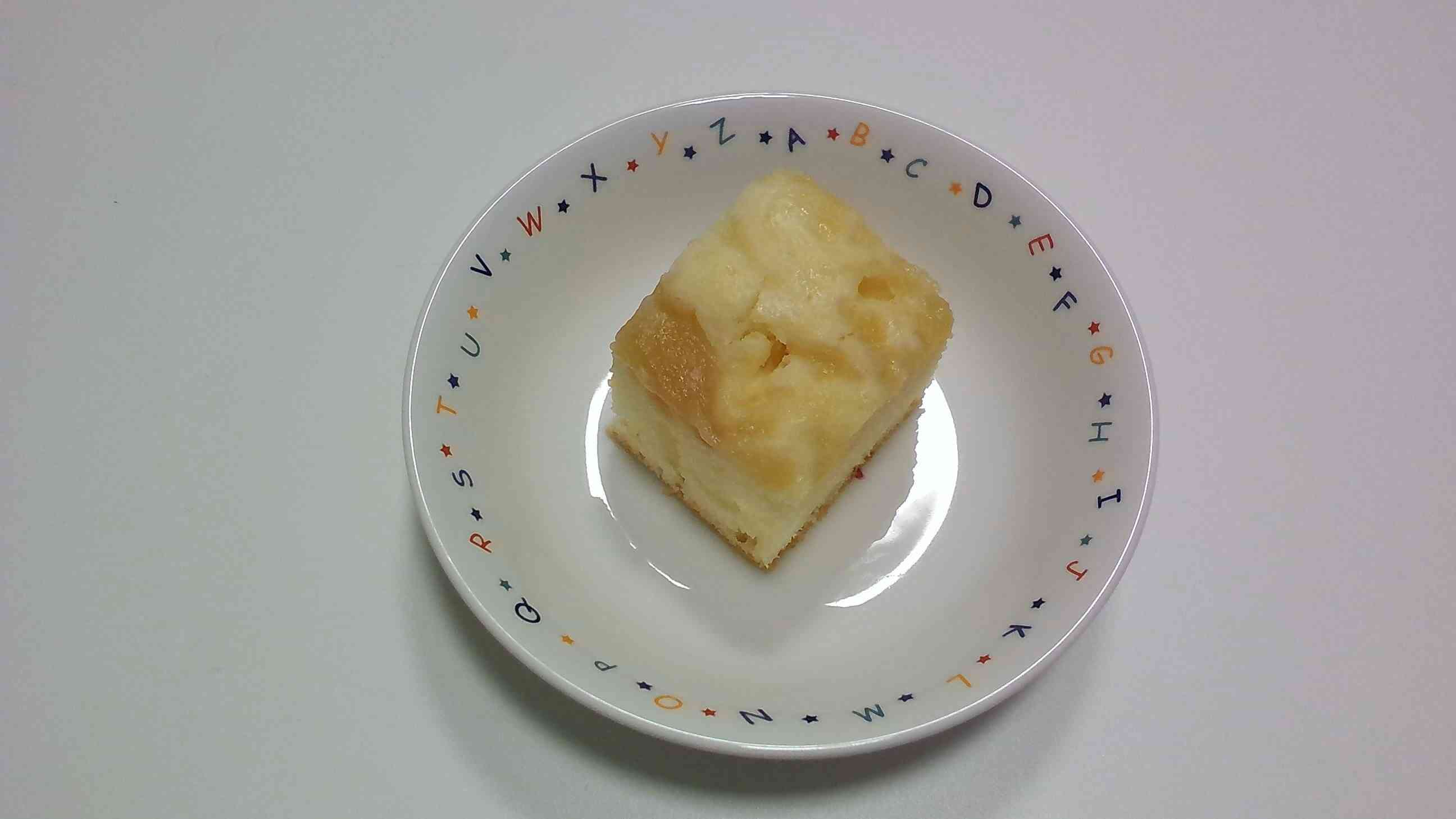 今月のお誕生日ケーキは 「りんごケーキ」です。