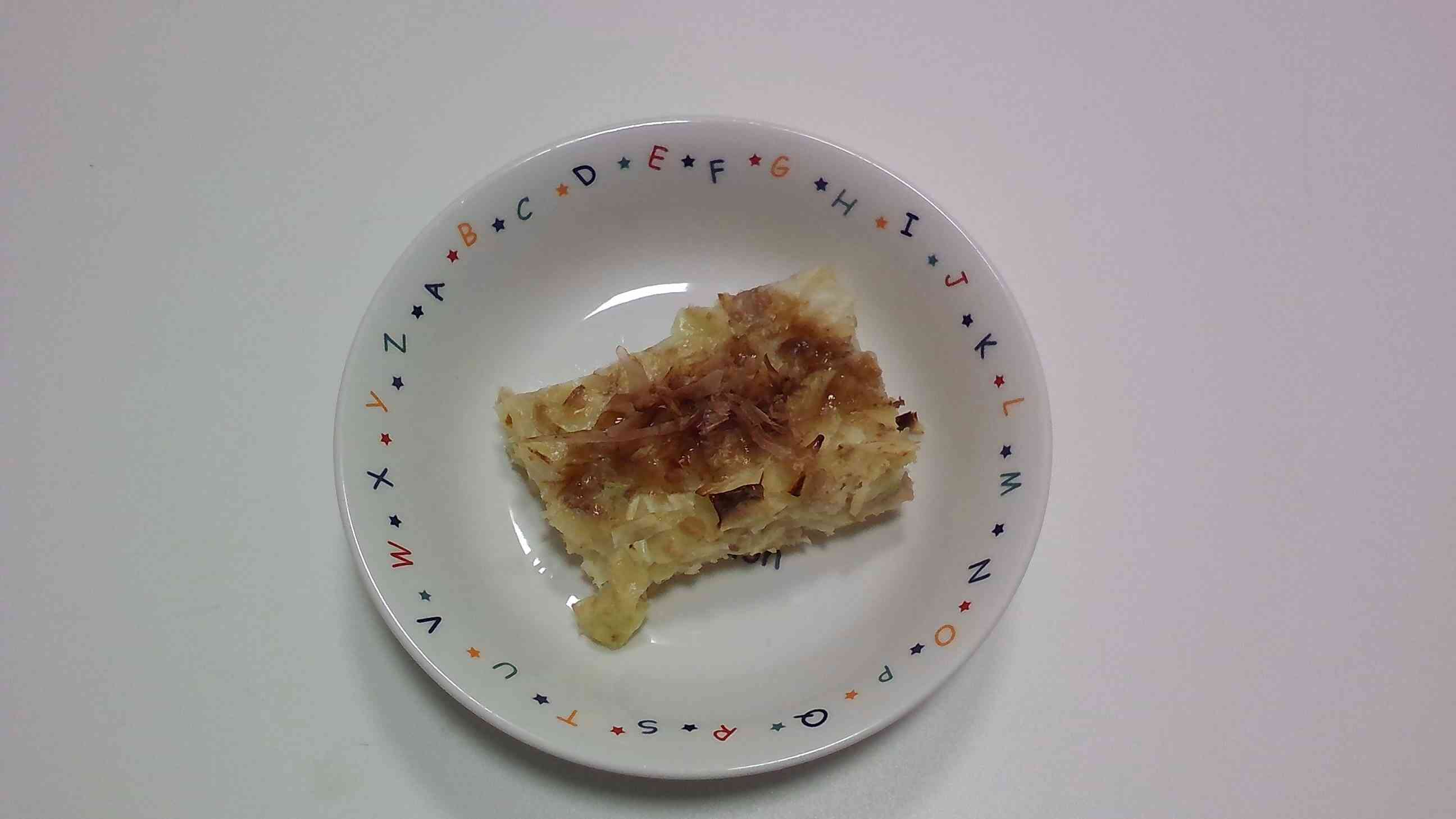 午後おやつ お好み焼き きゃべつがたっぷりのふんわりお好み焼きに ソースとかつお節をのせて仕上げました。 野菜の甘味を感じながら、みんなおいしそうに 食べていました。 