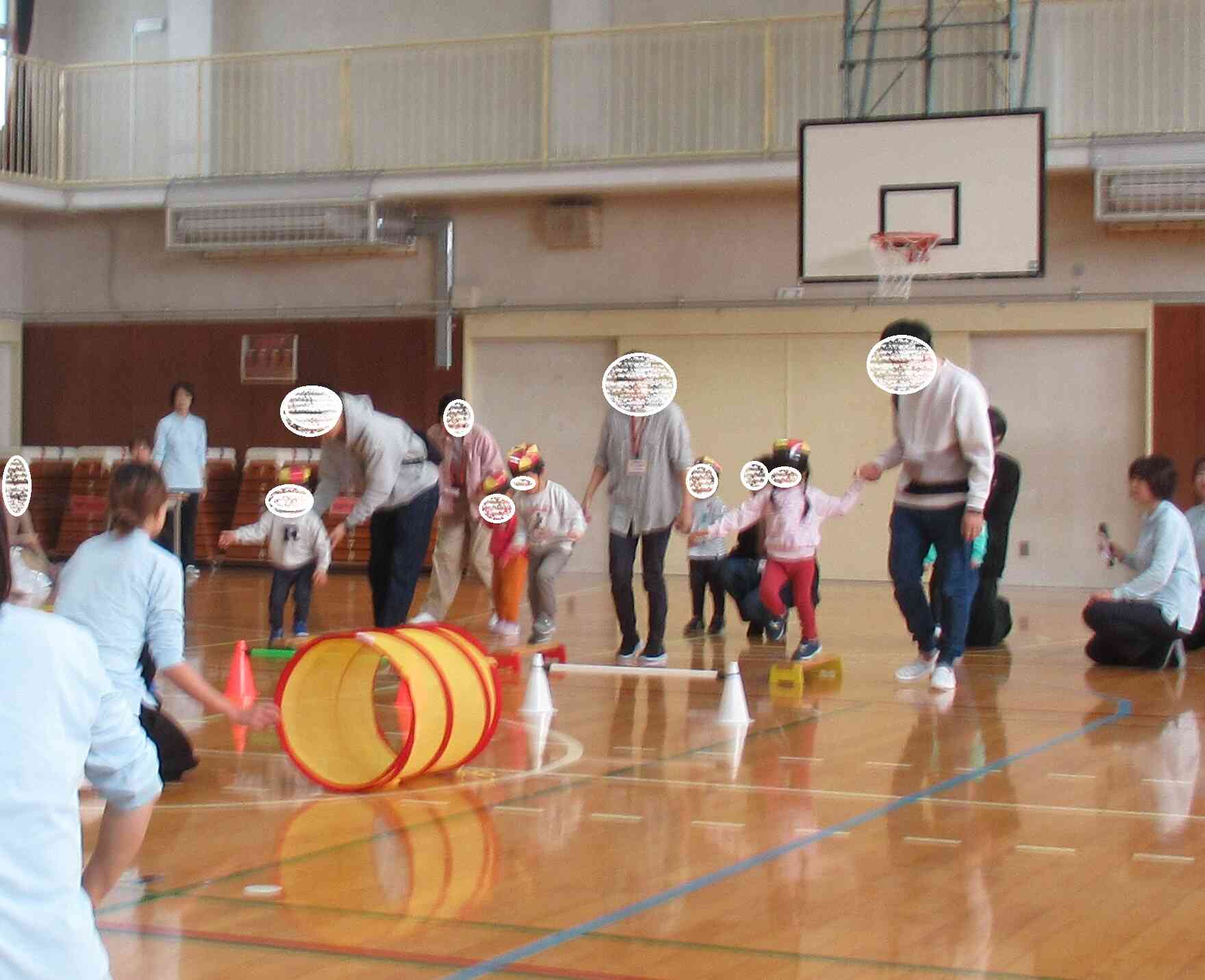 りす組2歳の親子競技「つくっておどってラーメンまつり」です。様々な障害物を乗り越えてラーメンの具をもってみんなでラーメンを作り上げました。