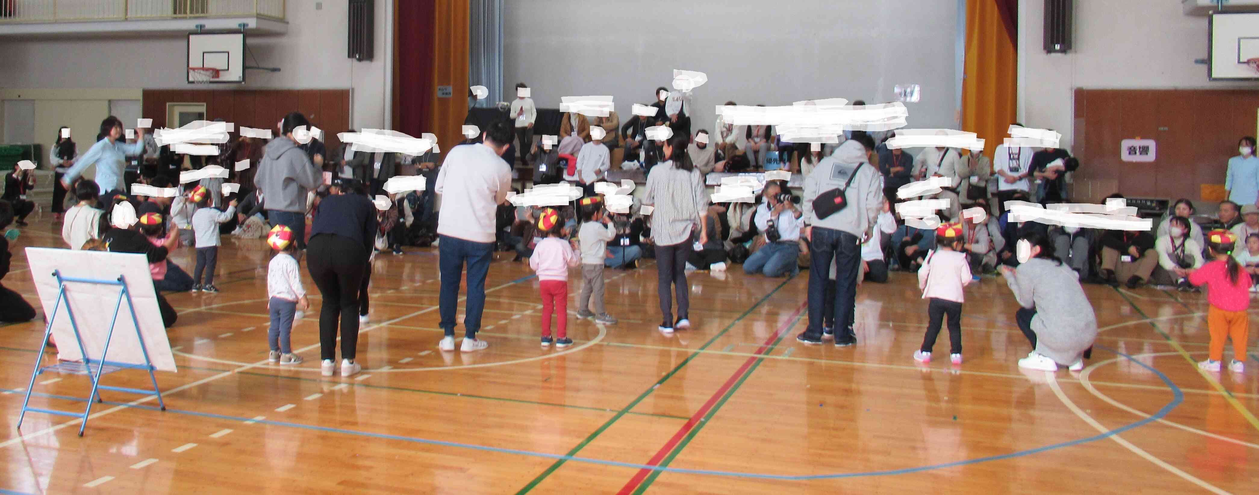 りす組2歳児　お父さんお母さんとラーメン体操を踊りました。かぶっているラーメン帽子がみんなとても似合っていました