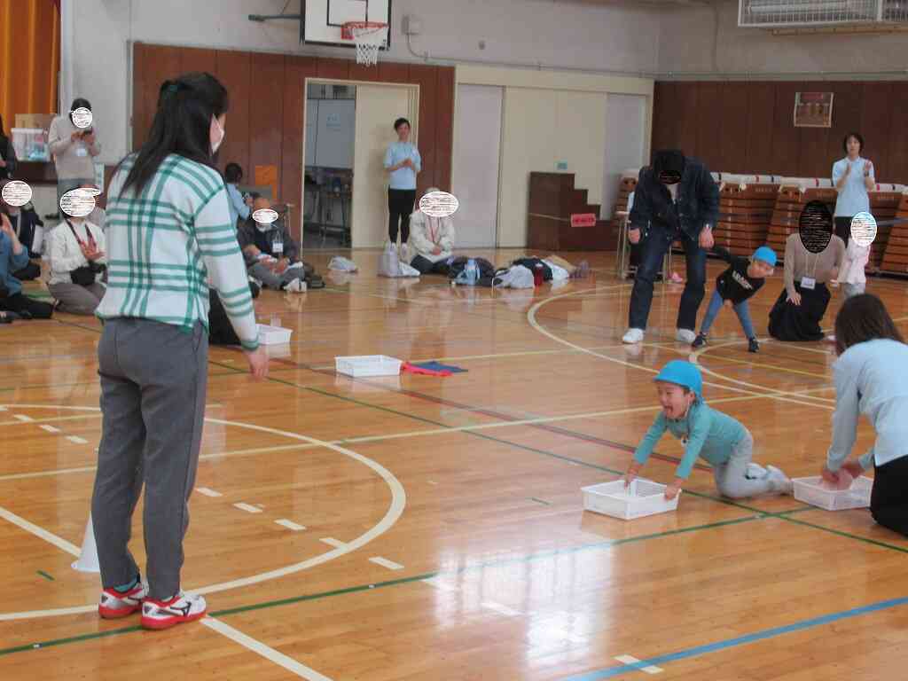 うさぎ組　3歳児の親子競技、「チャレンジ！うさぎ組」です。tシャツを綺麗にたたんでお母さんの元に届けます。