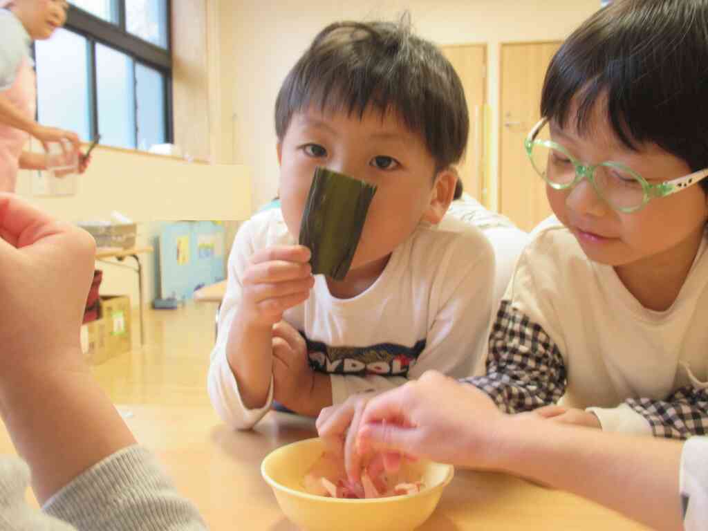 手で触って、鼻で匂って・・・