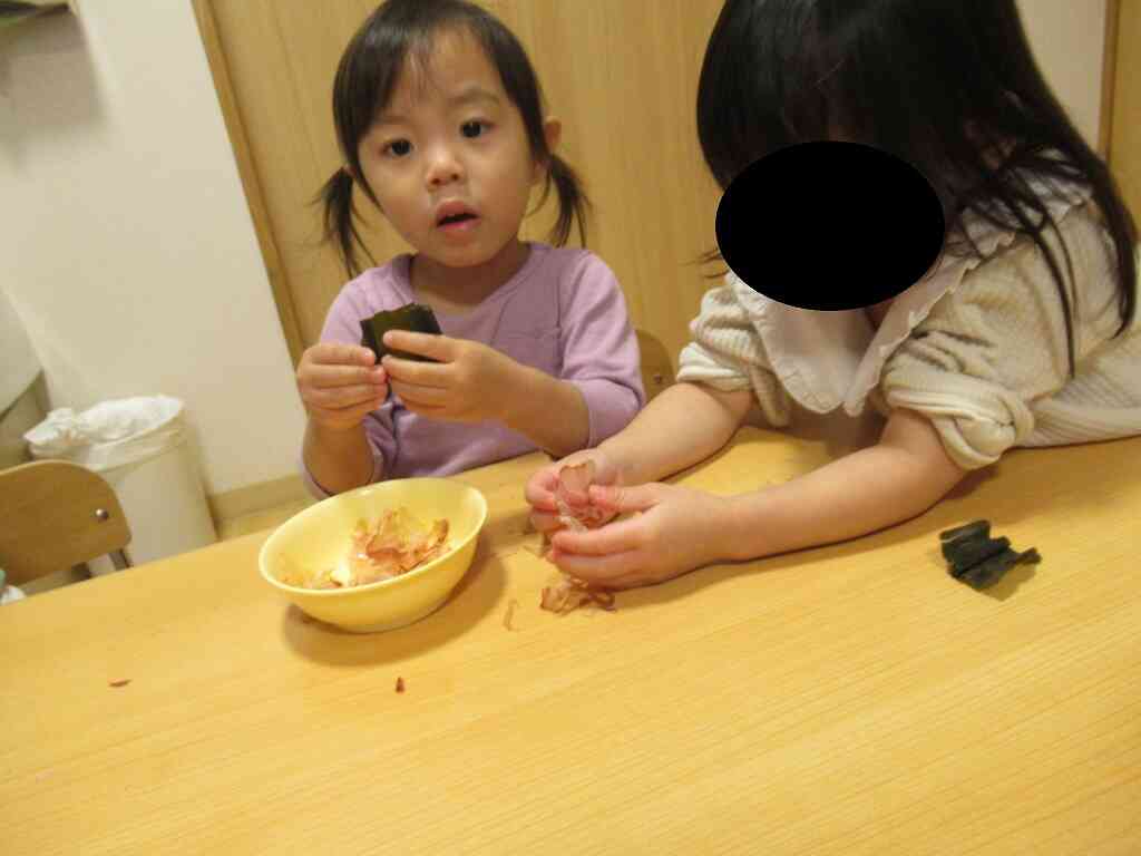 かつおぶし・・フワフワしてるね。昆布はかたいね。そんな会話が聞こえてきました。