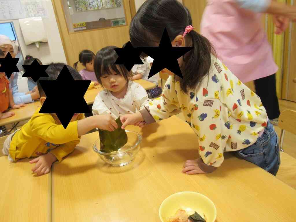りす組さん（2歳）も昆布とかつおぶしを触ってみました。