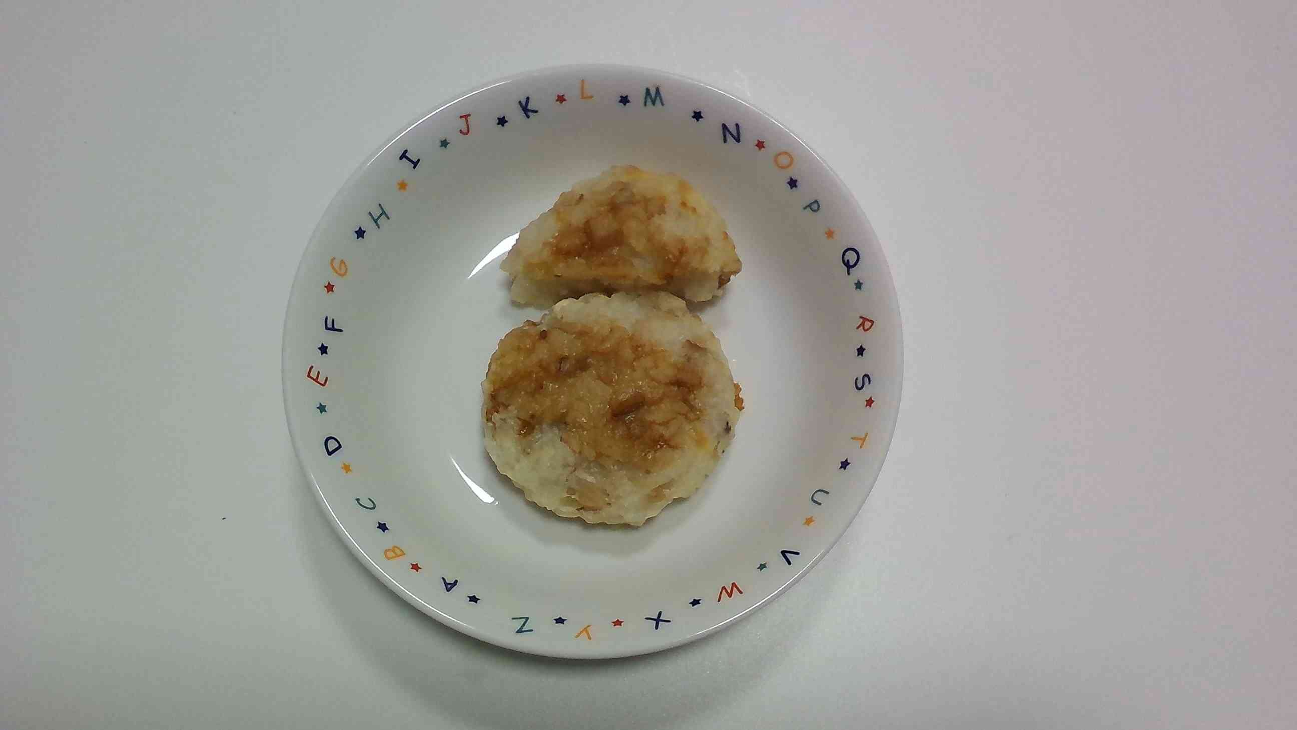 れんこんのチーズお焼き ごはんにれんこん、チーズ、小麦粉を加えて調味料で味を整え、 丸く形にしてフライパンでこんがりと焼き上げました。