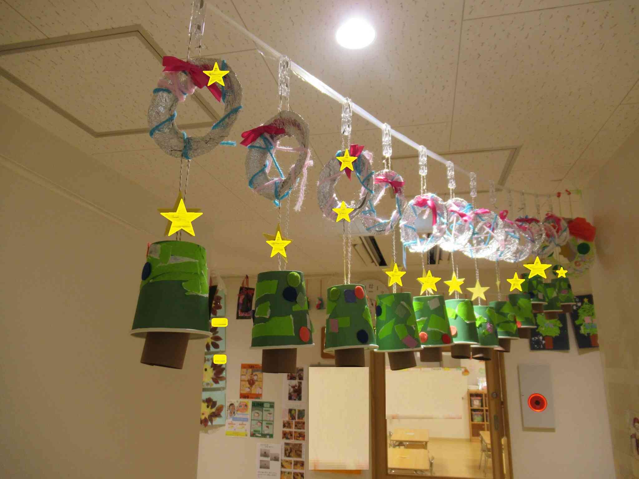 りす組　2歳児　ツリーがずら～っと並んでいて可愛いですね♪