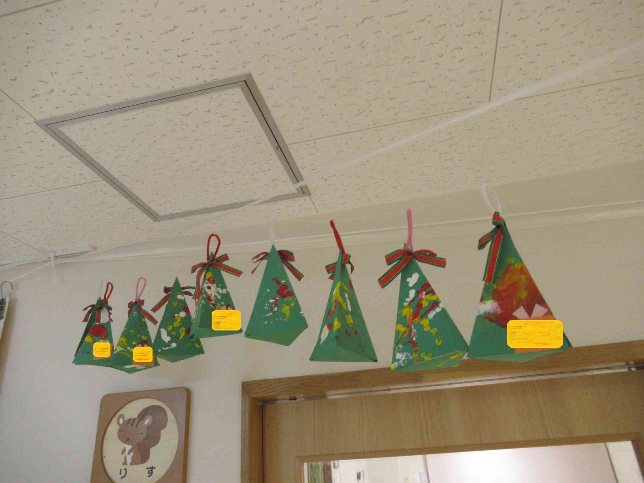 あひる組　1歳児　指で絵具をペタペタ！色とりどりの飾りができました。