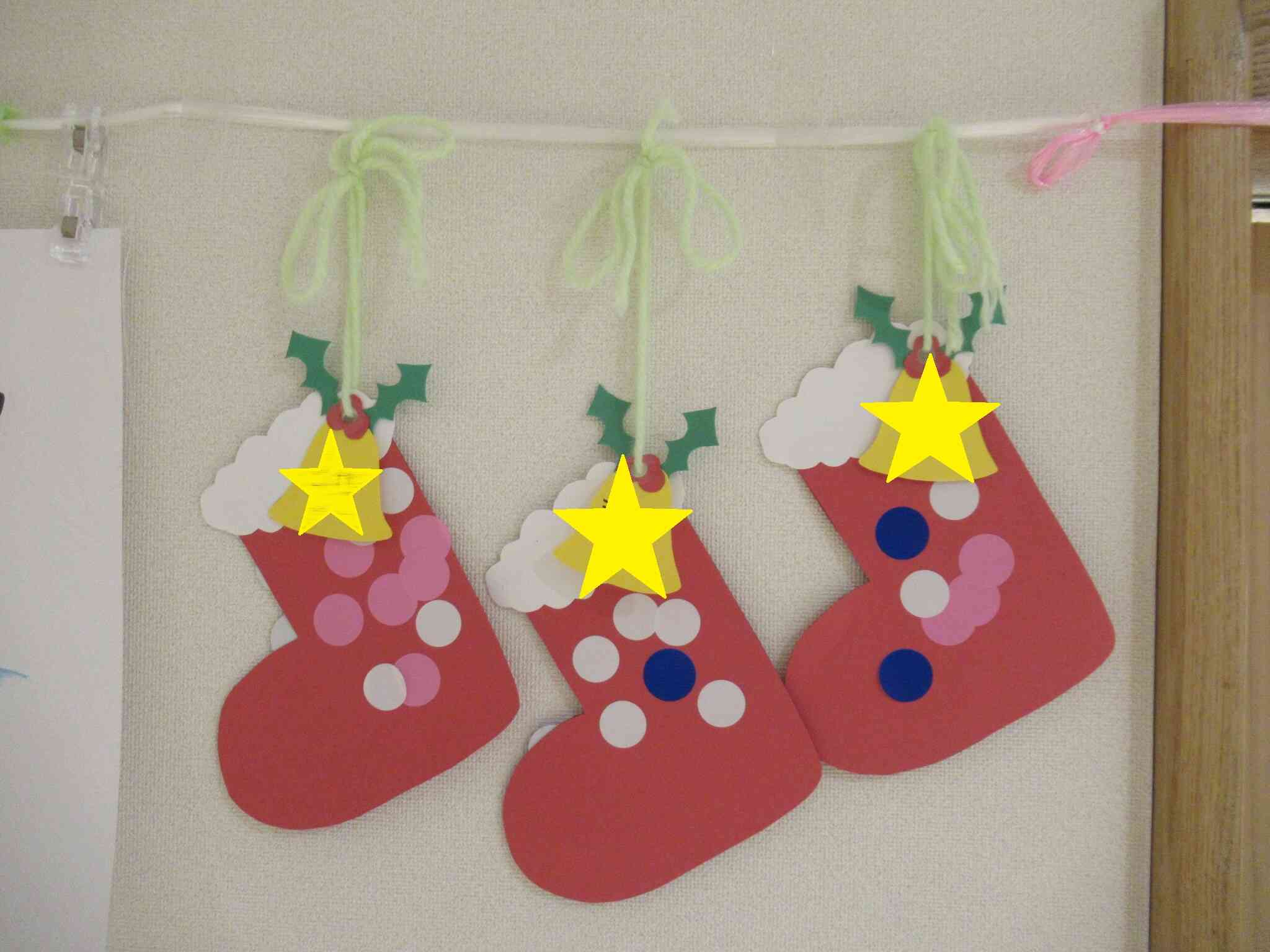 ひよこ組　0歳児　ブーツにシールを貼って個性的なブーツが出来ました！