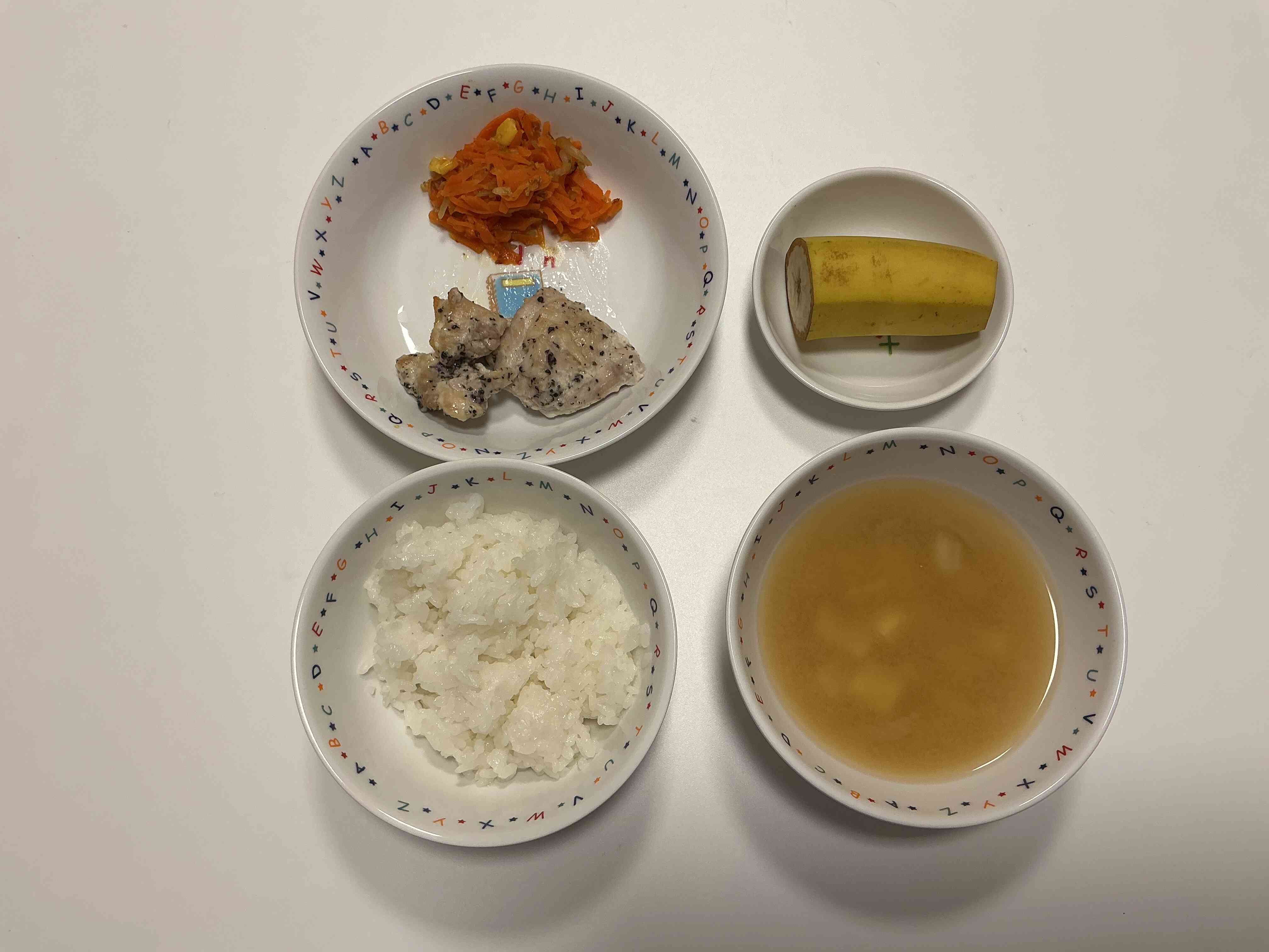 ごはん さつまいものおみそしる 鶏肉のゆかり焼き にんじんのしりしり バナナ 鶏肉のゆかり焼きはマヨネーズとたっぷりのゆかりを鶏肉にまぶして焼きあげました。 ゆかりの風味がよく、食べやすい一品です。