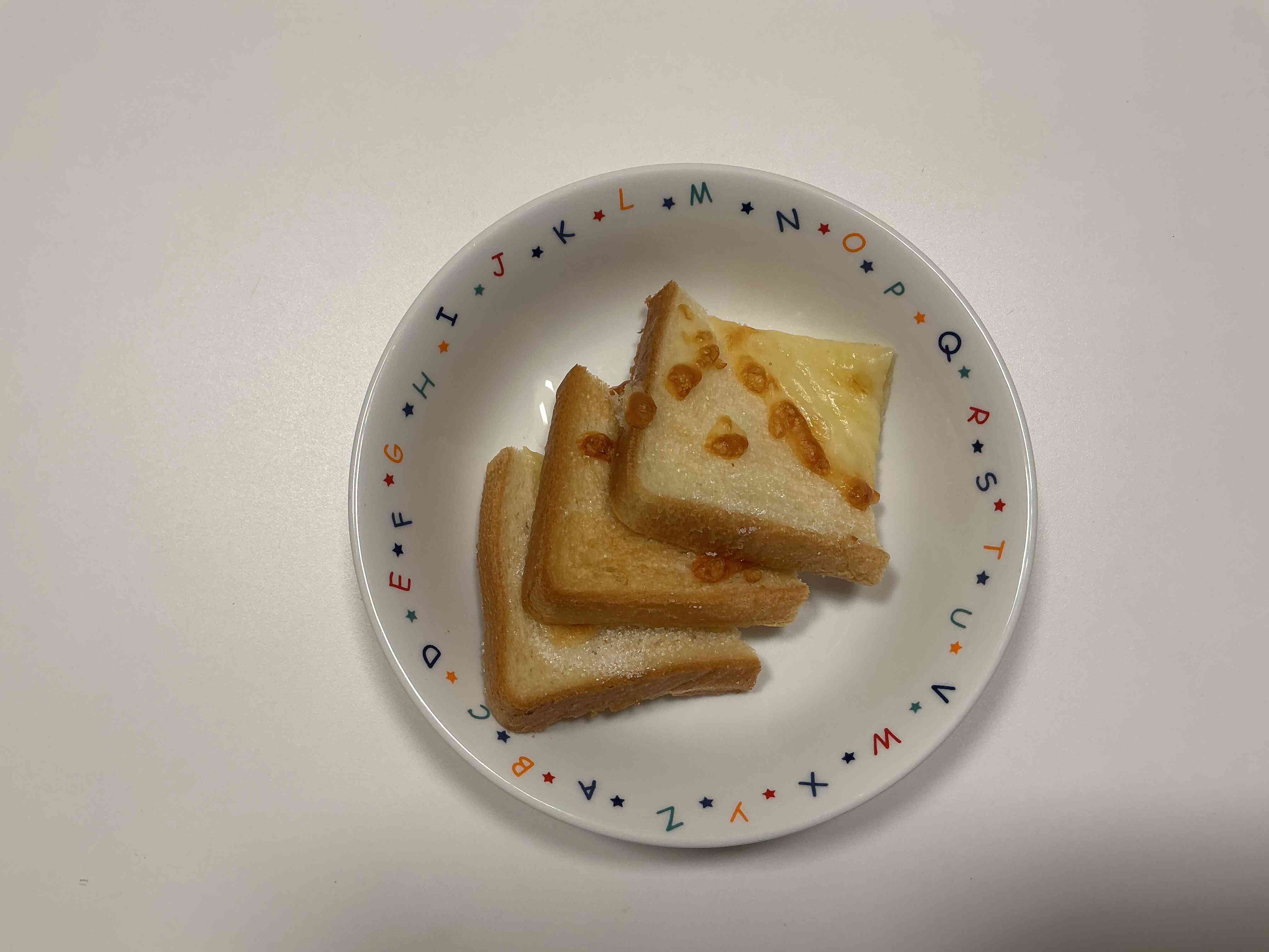 おやつ やみつきトースト 食パンにピザ用のチーズ、グラニュー糖の順にのせてトースターで焼きます。 チーズが溶けてこんがり焼けたら出来上がりです。