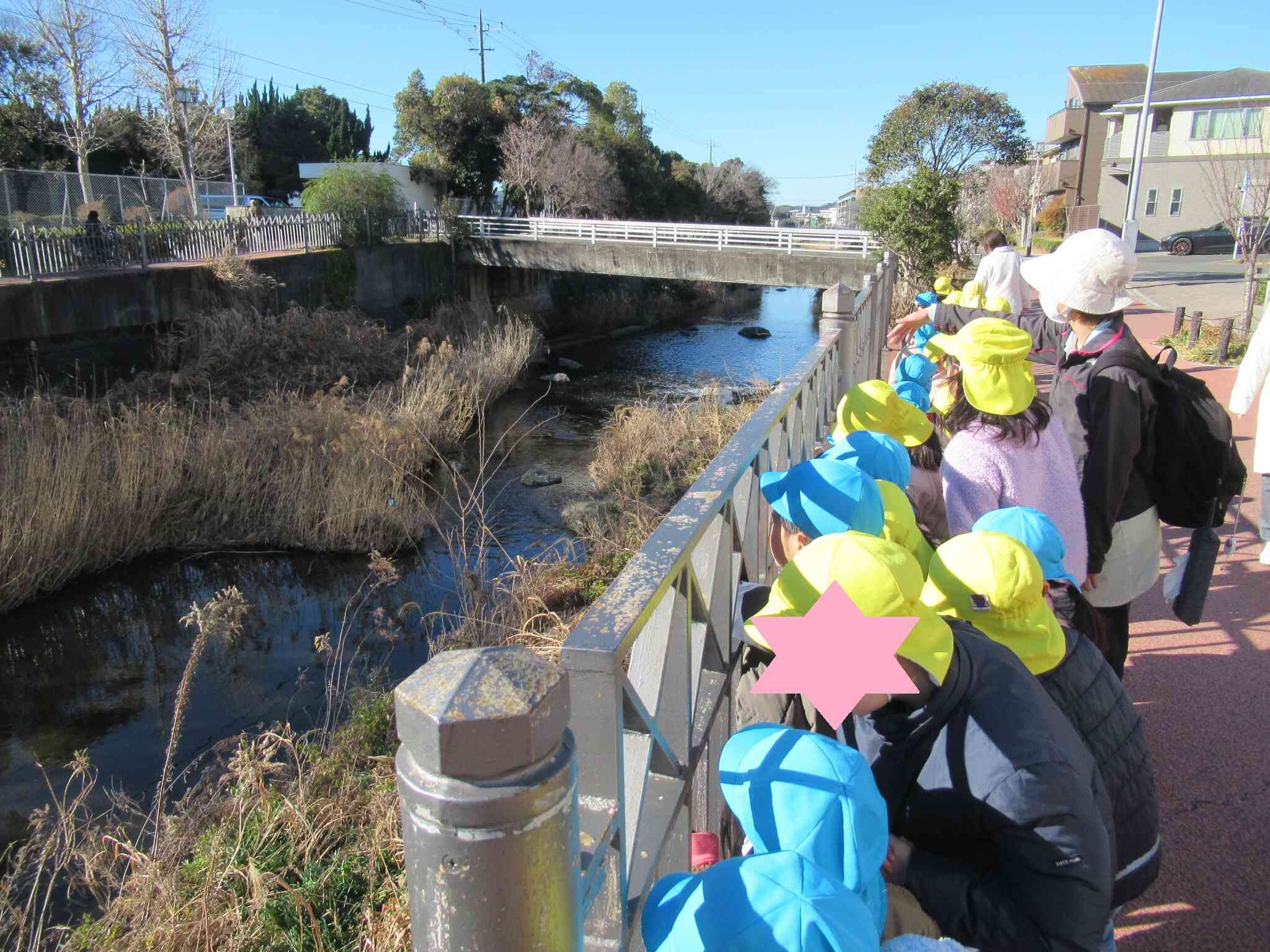 川沿い探検～公園遊び（きりん組　5歳児）