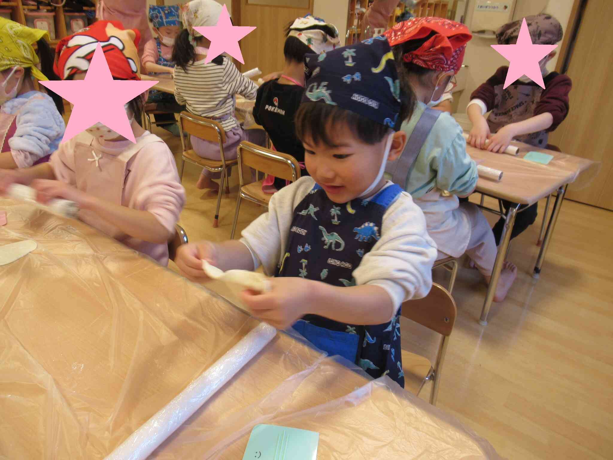 綿棒でのばします。（きりん組　4歳児）