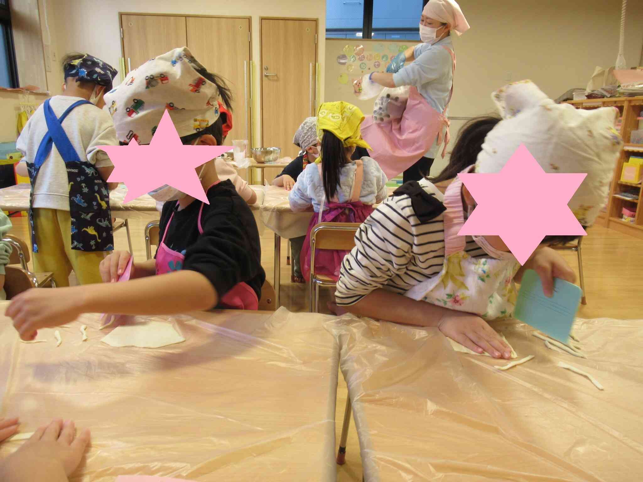 スケッパーで慎重にカット！（きりん組　5歳児）