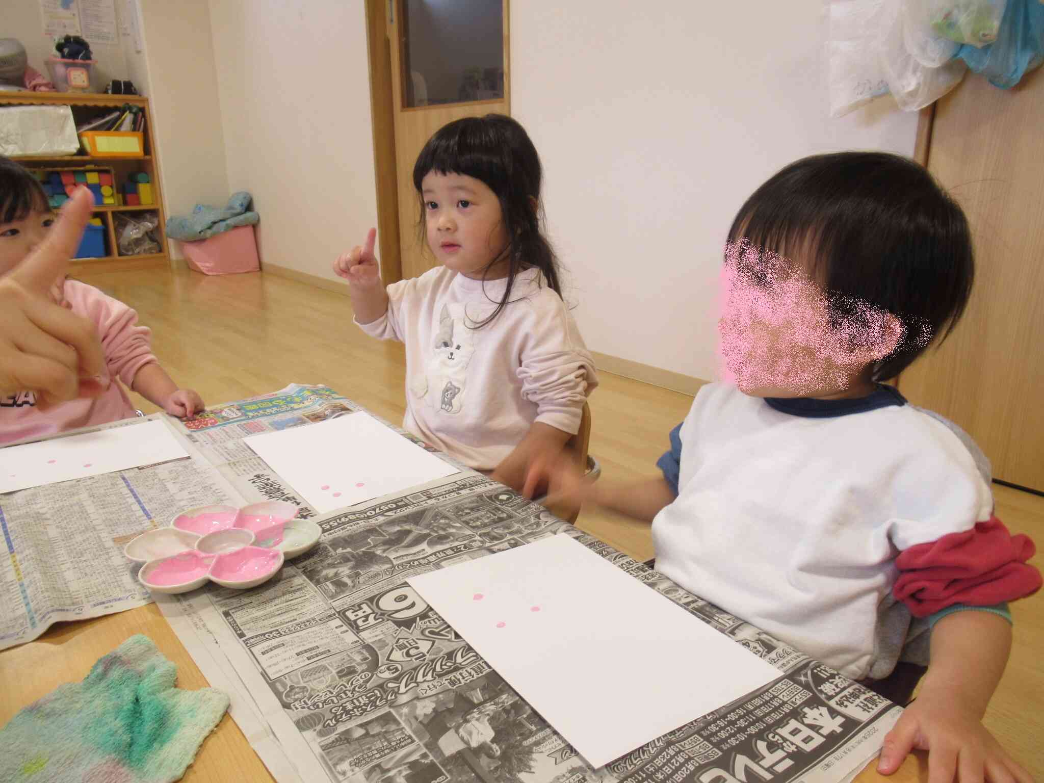 絵具で指スタンプ（あひる組）