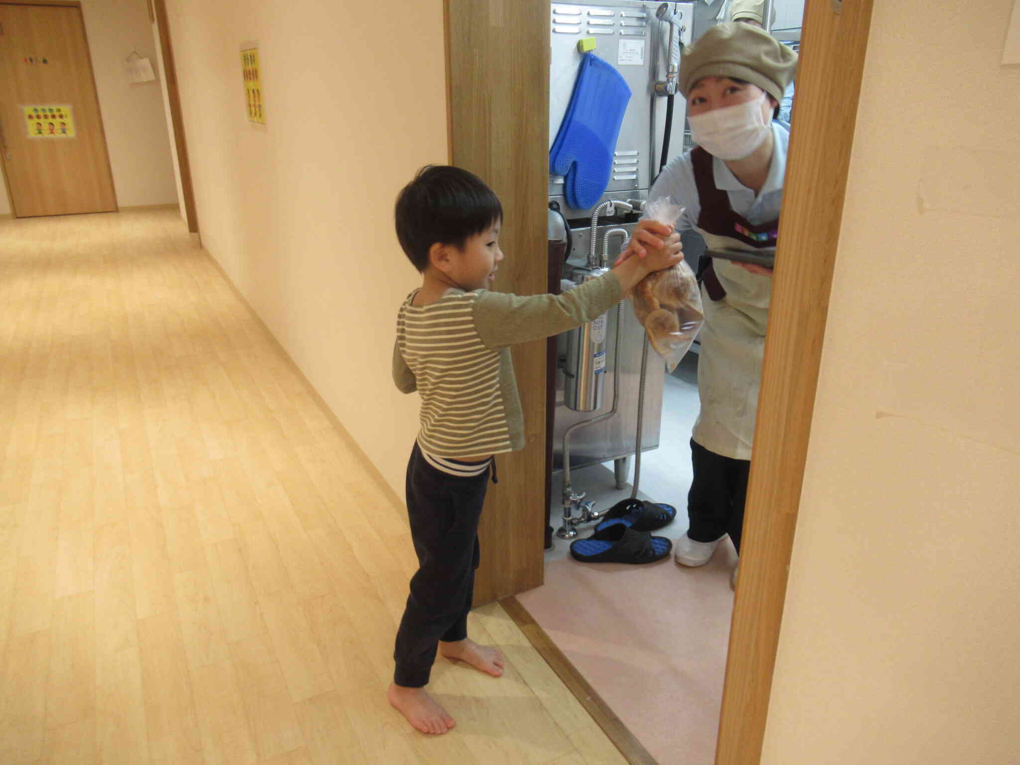 給食室におとどけしました。