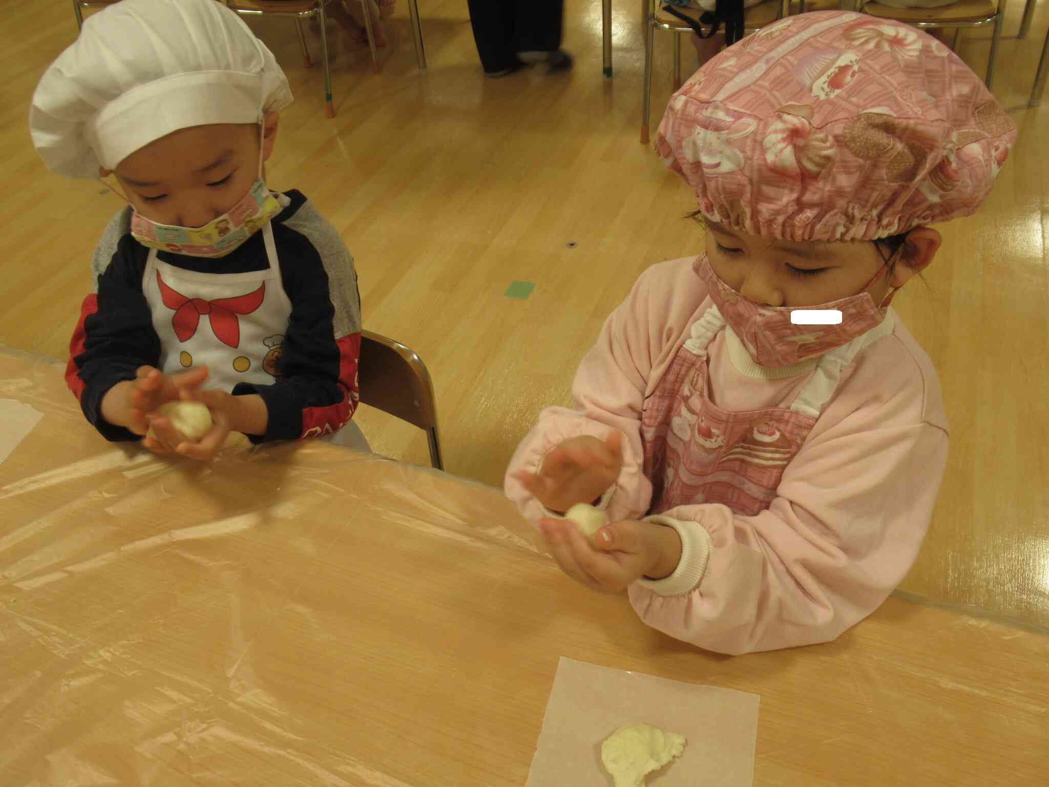 こねこね　まるまる　どんな形にしようかな・・