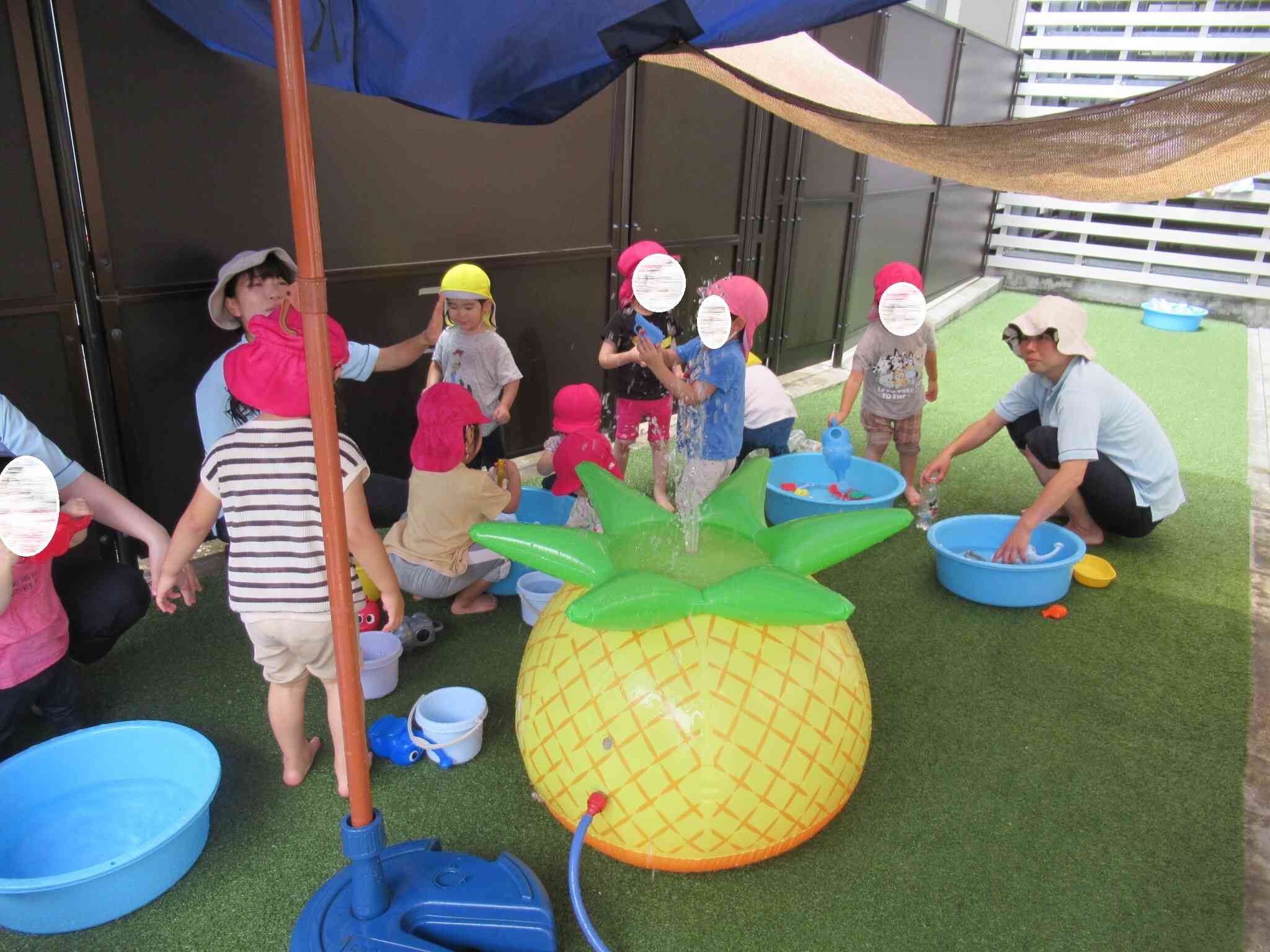 水遊び　（あひる組　1歳児、りす組　2歳児）