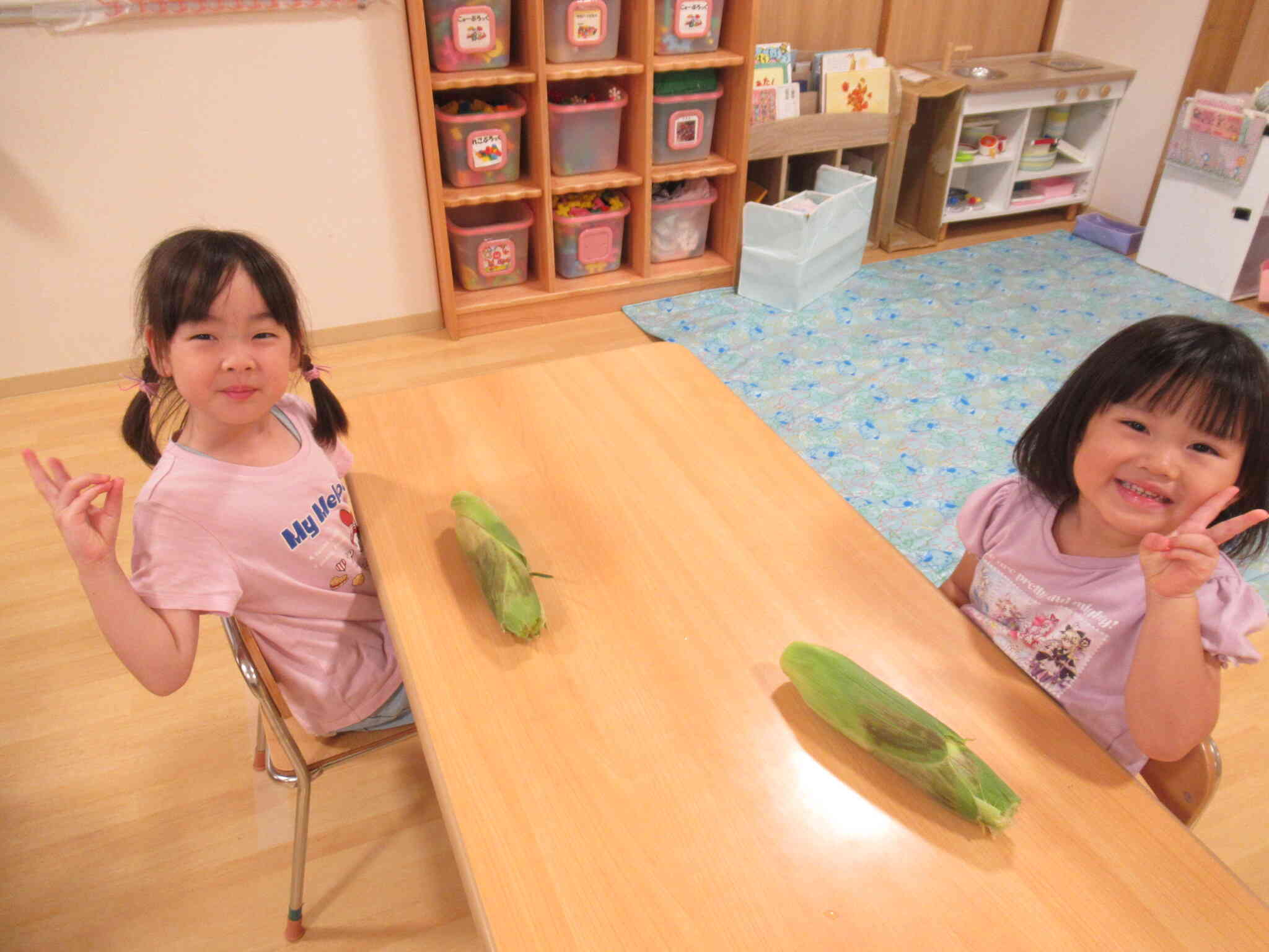 とうもろこしの皮むき（ぱんだ組　4歳児、りす組　2歳児）