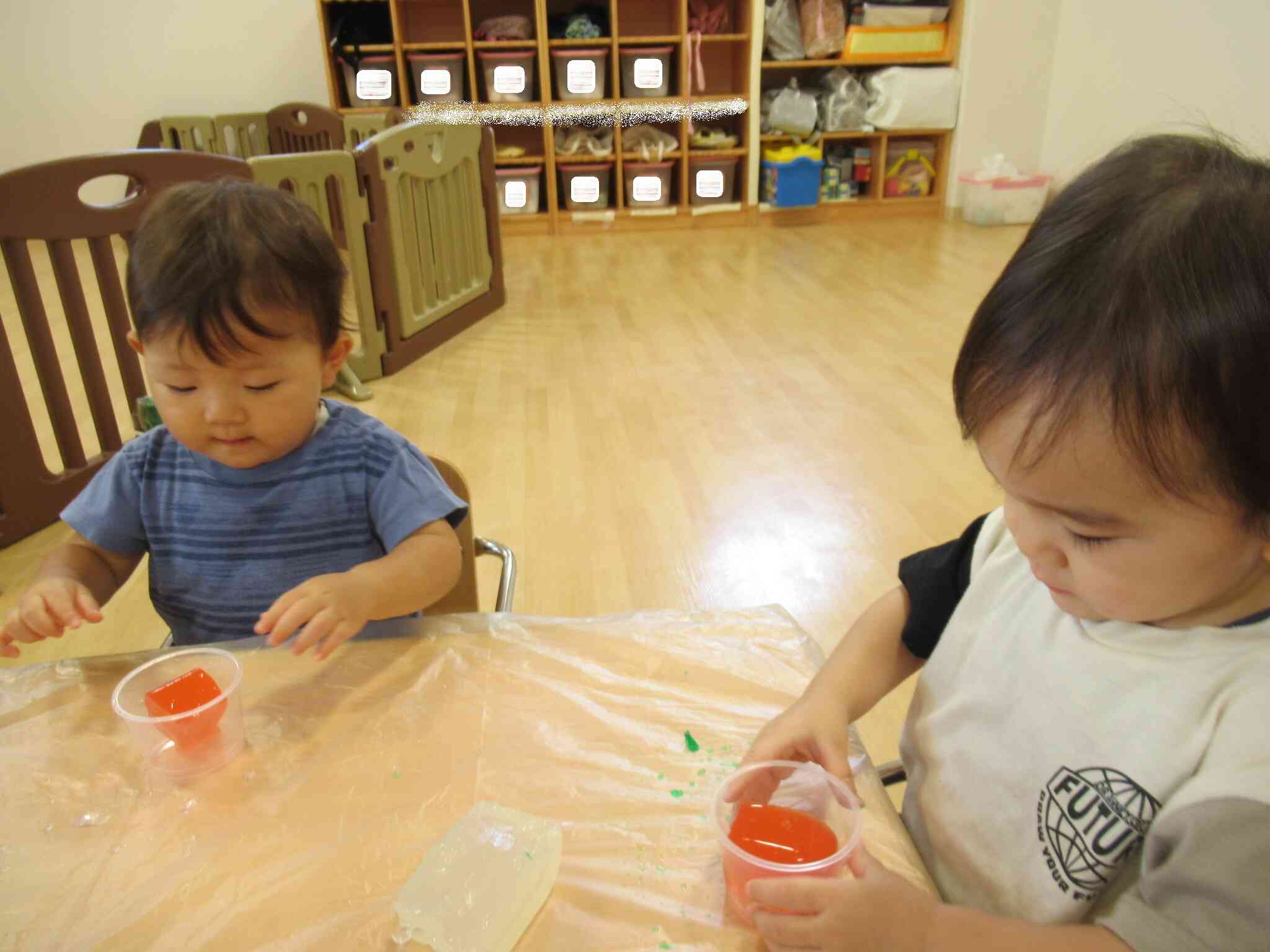 寒天あそび（あひる組　1歳児）
