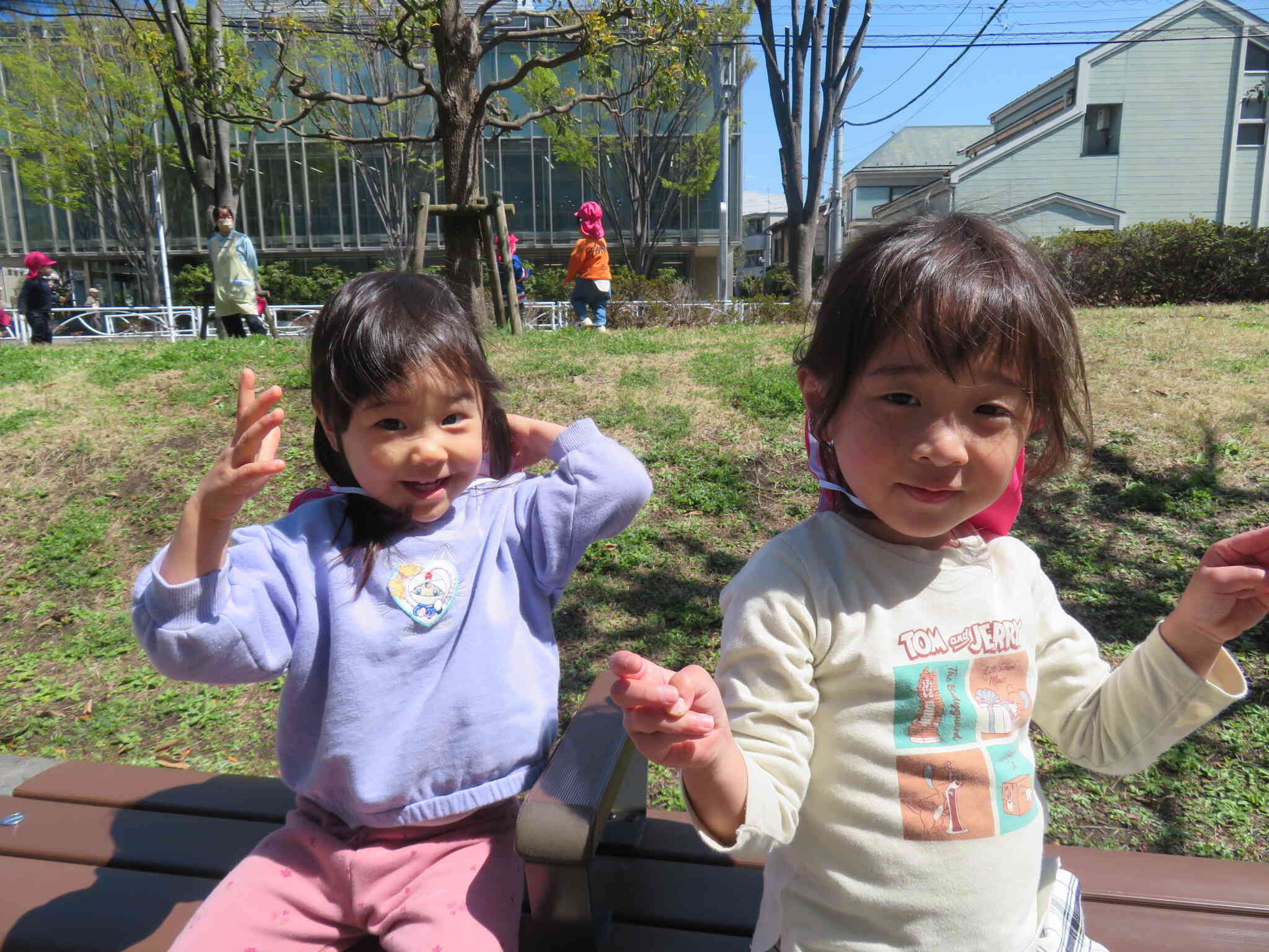 風で帽子が飛ばされちゃう！