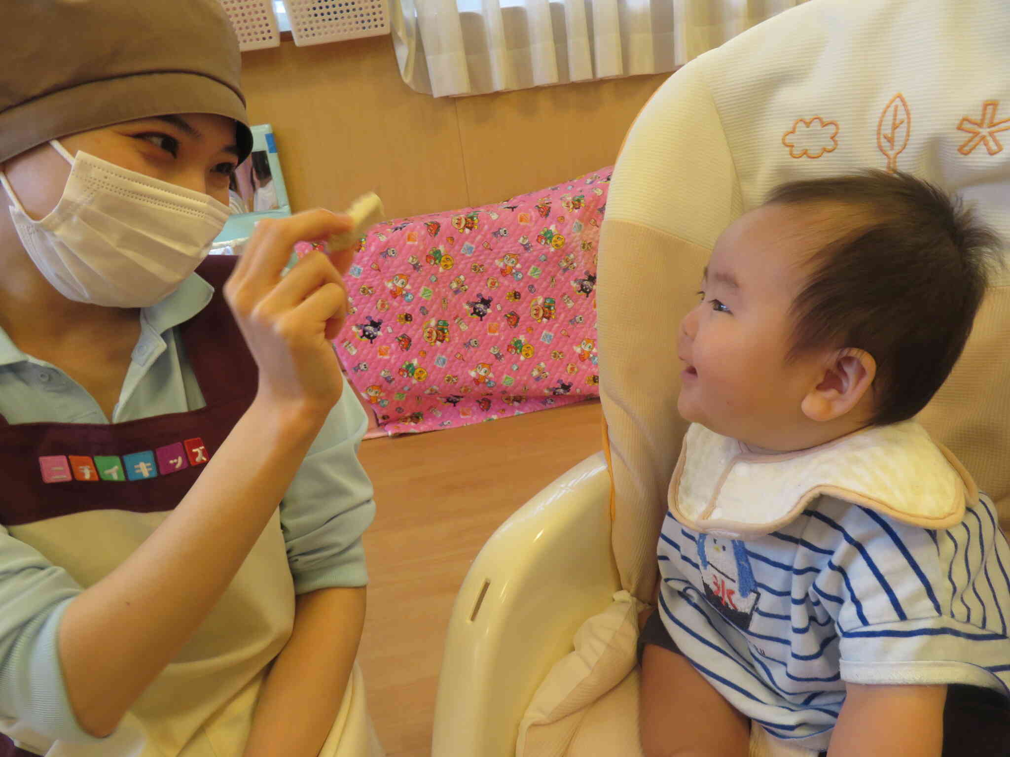 乾物観察（食育・0歳児、1歳児クラス）