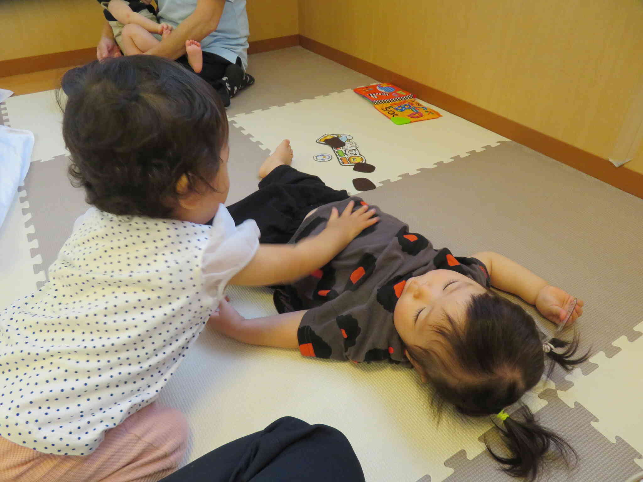 お友だちが寝ているのが気になる…