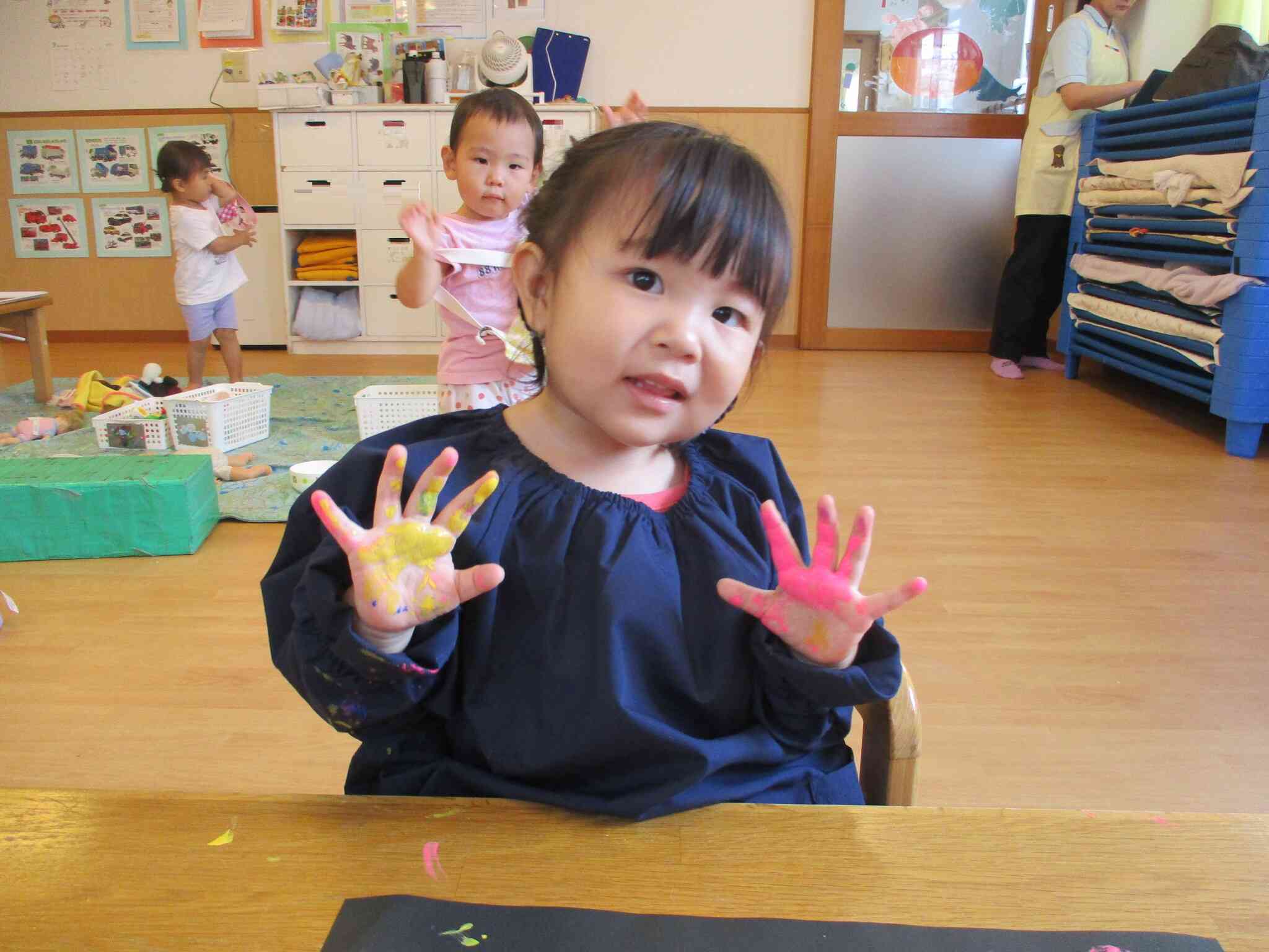 たくさんの色を楽しんだよ！（1歳児製作の様子）