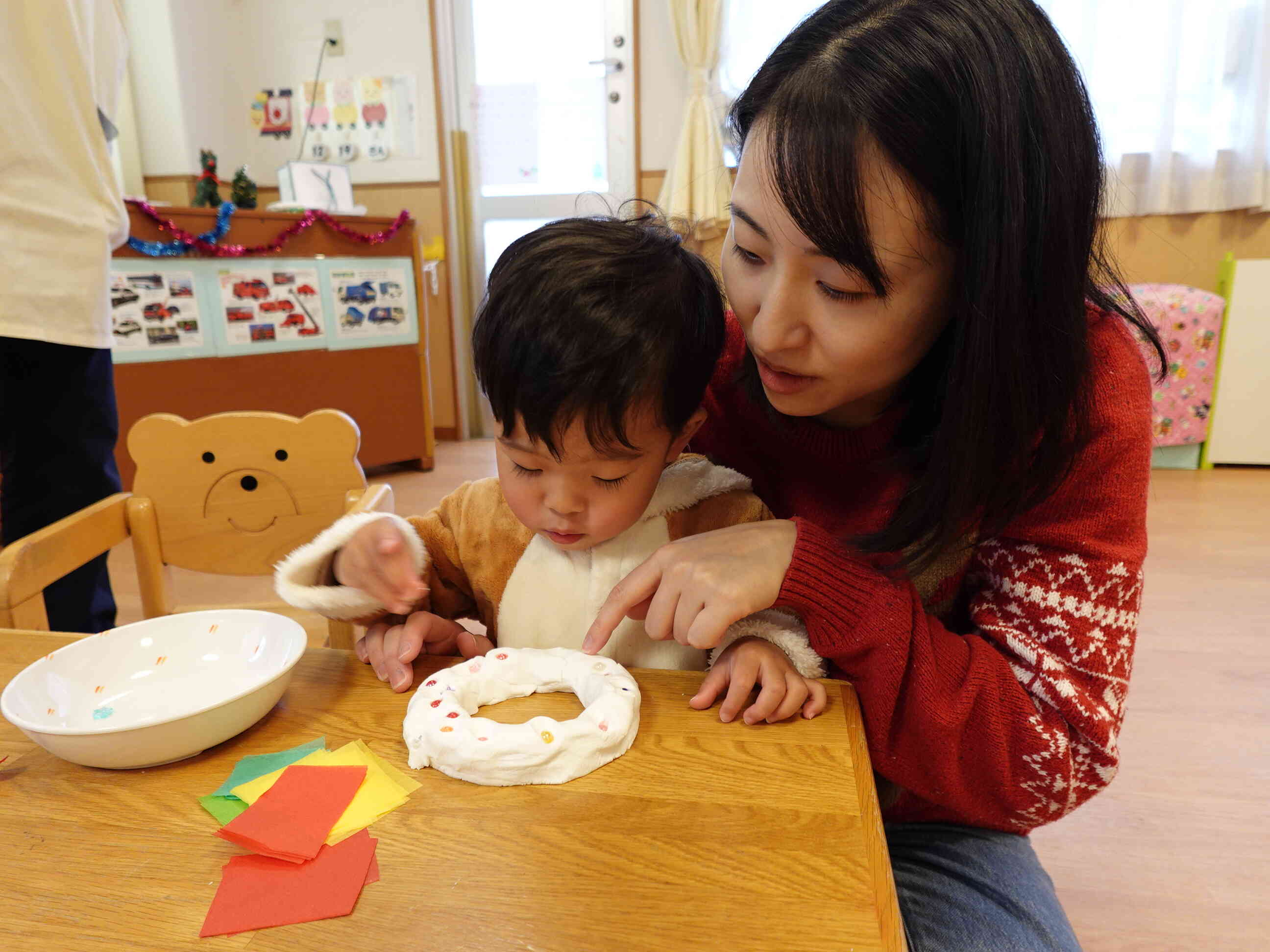紙粘土に埋め込んで…