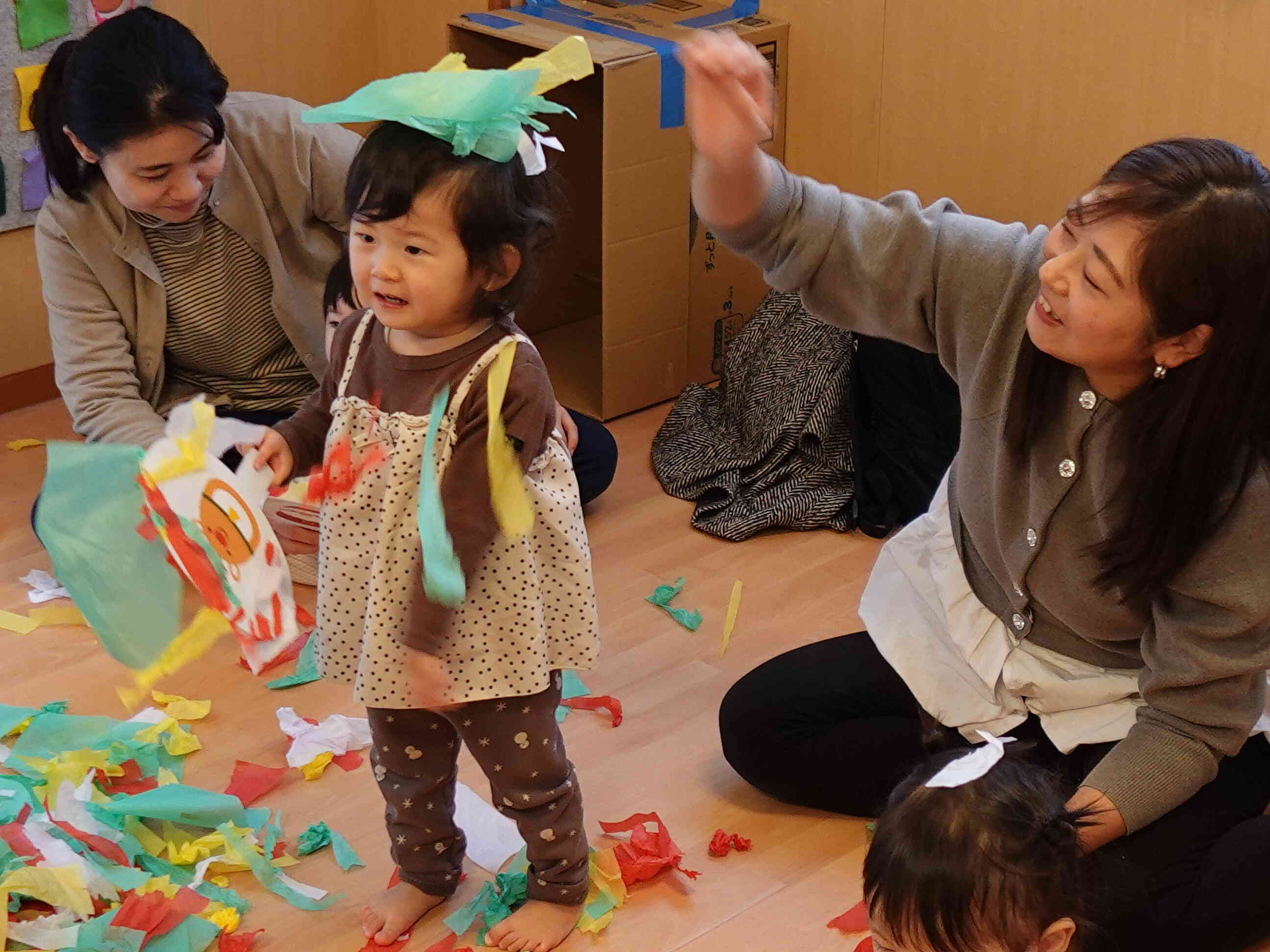 お花紙で遊ぼう！（0歳児クラス）