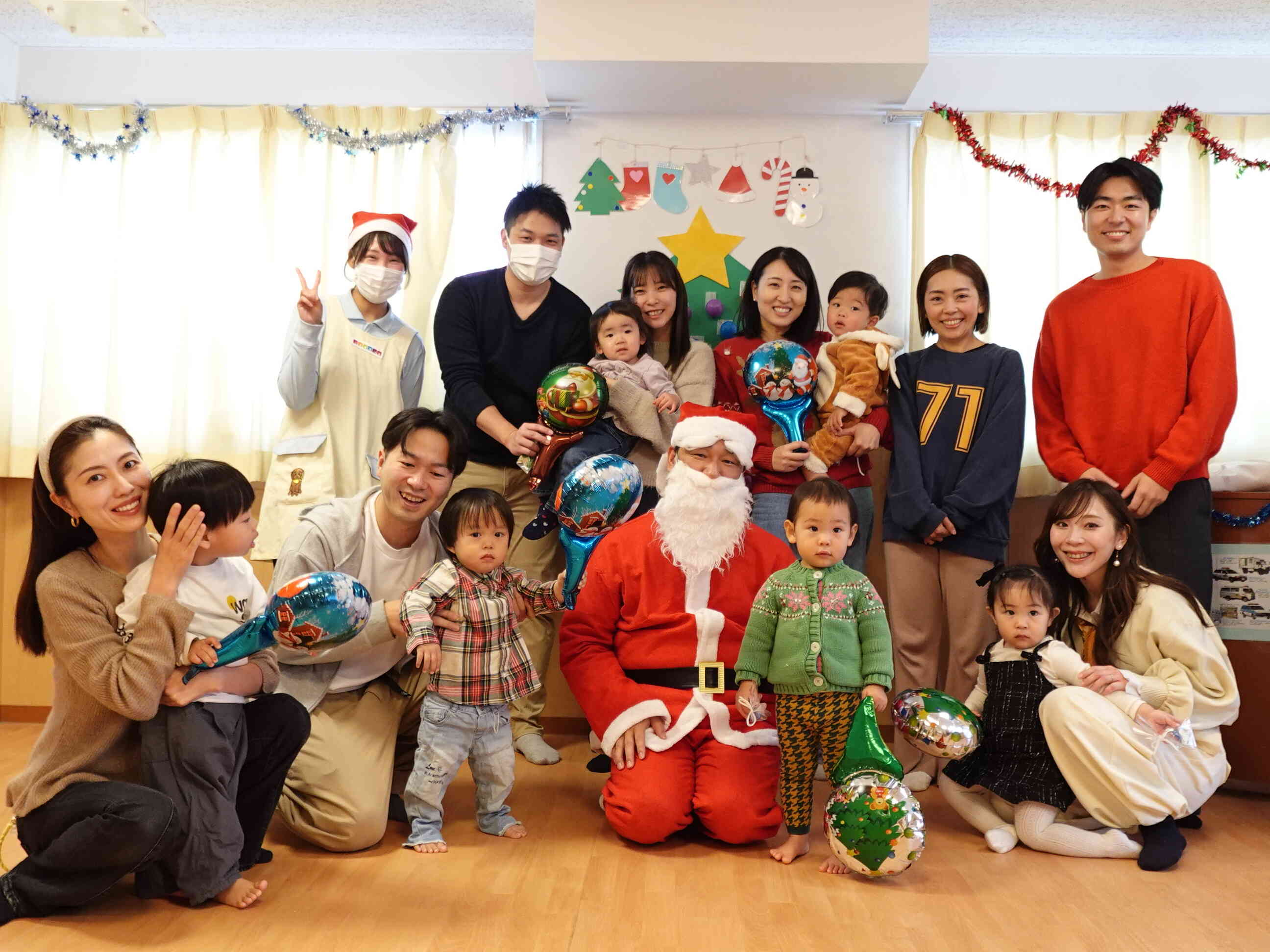 サンタさんと一緒に「ハイ！チーズ！」（1歳児クラス）