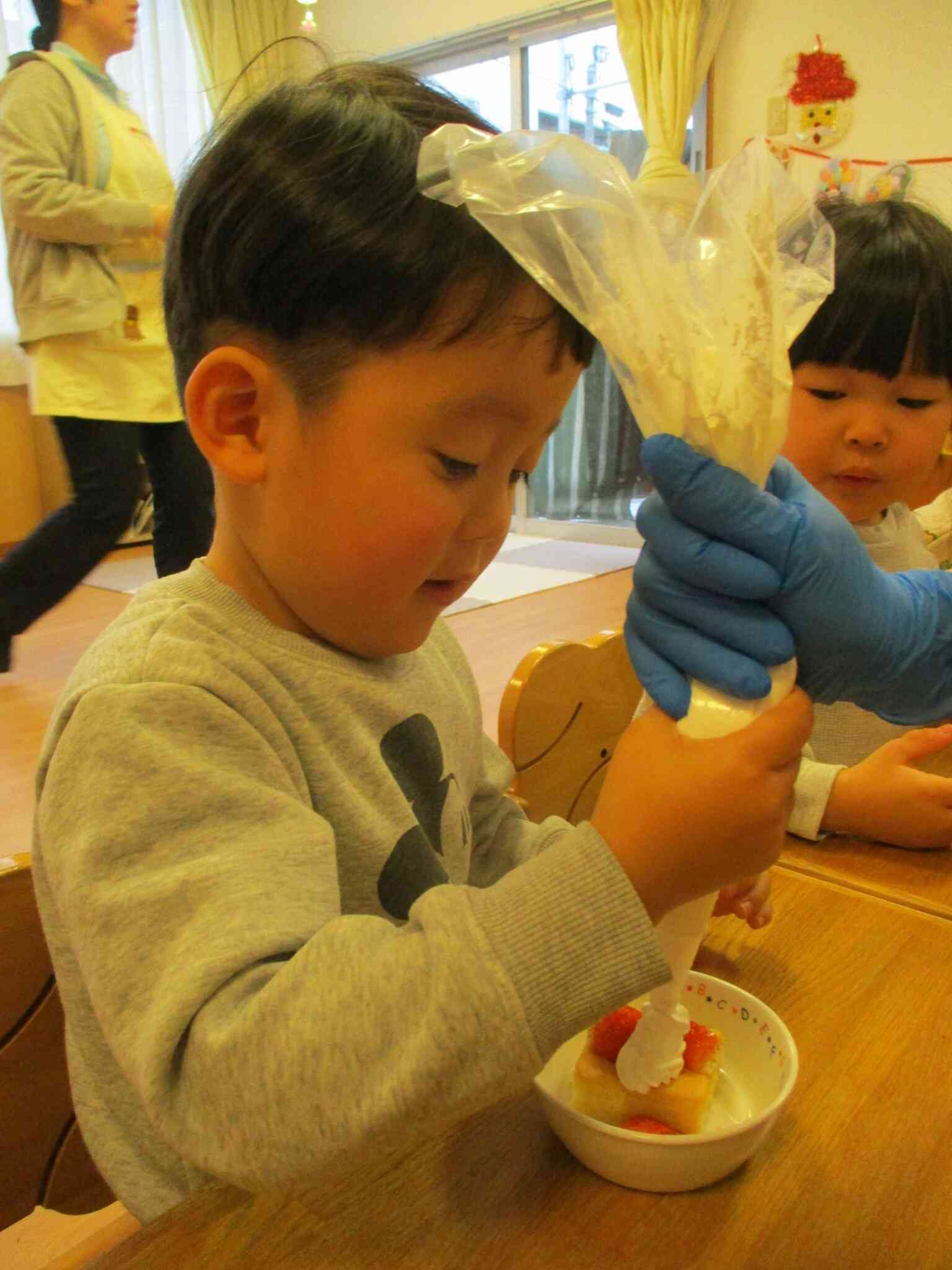 いちごの上にクリームたくさん乗せちゃうぞ！