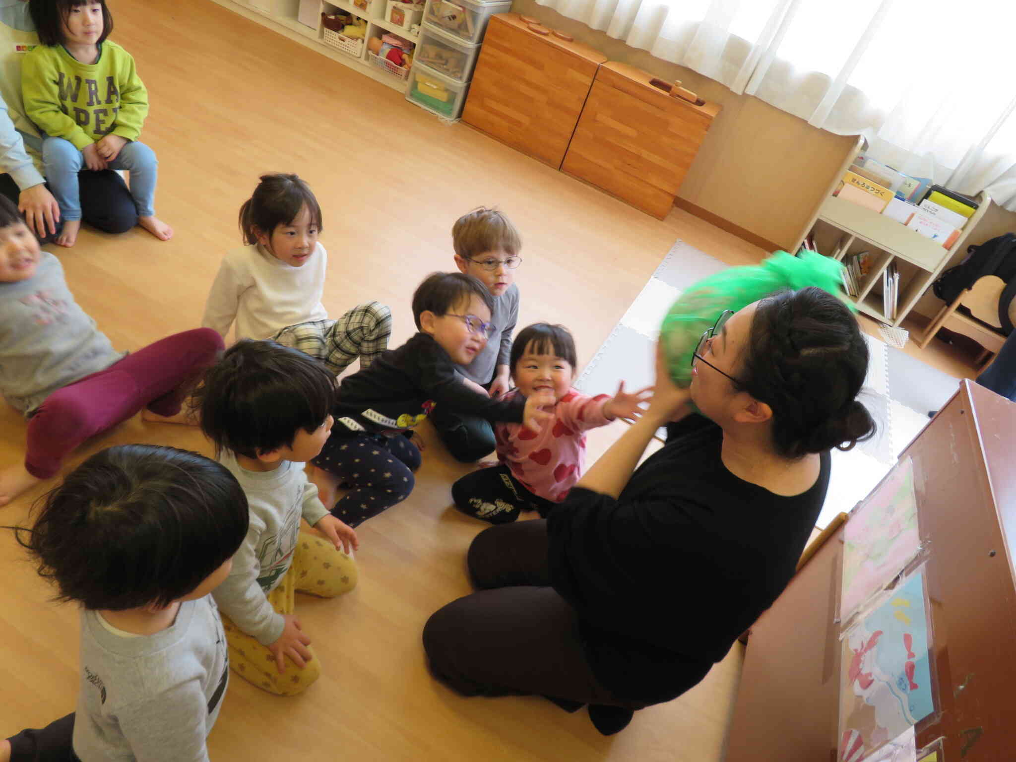 大きなオーガンジーで何をするのかな？